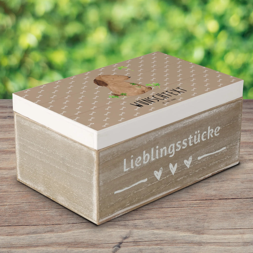 Personalisierte Holzkiste Hund Kleeblatt Holzkiste mit Namen, Kiste mit Namen, Schatzkiste mit Namen, Truhe mit Namen, Schatulle mit Namen, Erinnerungsbox mit Namen, Erinnerungskiste, mit Namen, Dekokiste mit Namen, Aufbewahrungsbox mit Namen, Holzkiste Personalisiert, Kiste Personalisiert, Schatzkiste Personalisiert, Truhe Personalisiert, Schatulle Personalisiert, Erinnerungsbox Personalisiert, Erinnerungskiste Personalisiert, Dekokiste Personalisiert, Aufbewahrungsbox Personalisiert, Geschenkbox personalisiert, GEschenkdose personalisiert, Hund, Hundemotiv, Haustier, Hunderasse, Tierliebhaber, Hundebesitzer, Sprüche, Kleeblatt, Glück, Tagträume, Motivation, Neuanfang, Geschenk, Glücksbringer, Selbstliebe, Achtsamkeit