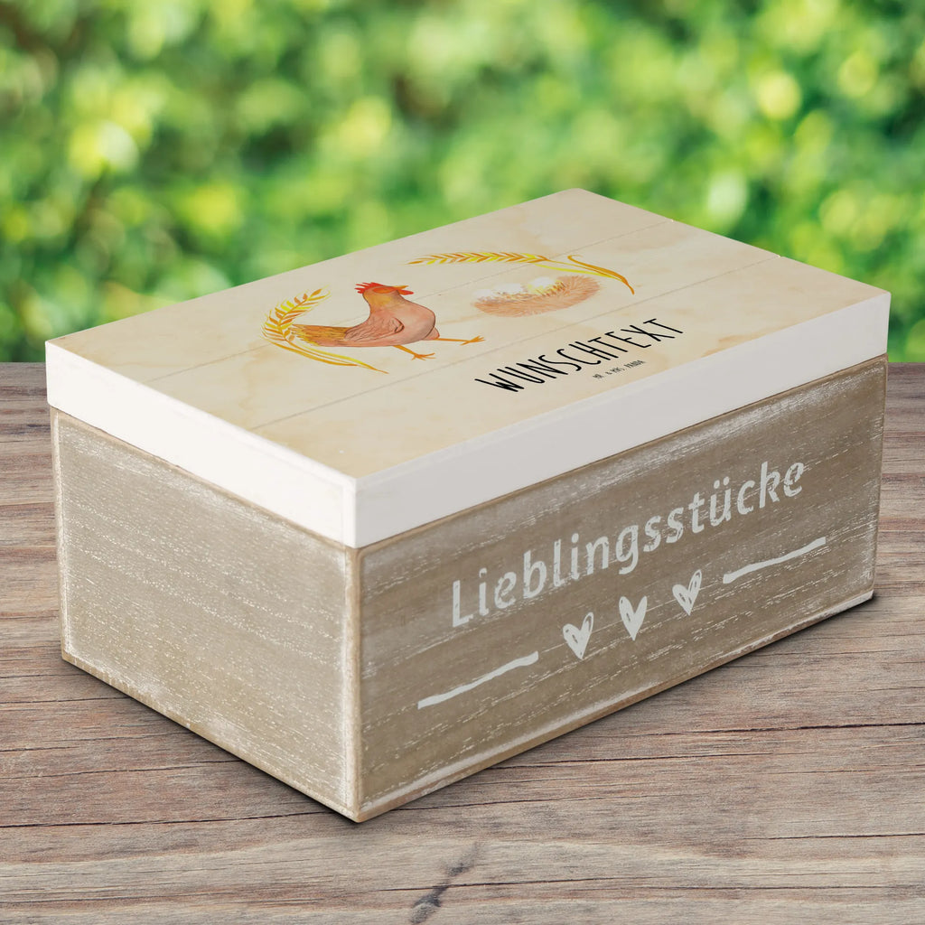 Personalisierte Holzkiste Huhn stolz Holzkiste mit Namen, Kiste mit Namen, Schatzkiste mit Namen, Truhe mit Namen, Schatulle mit Namen, Erinnerungsbox mit Namen, Erinnerungskiste, mit Namen, Dekokiste mit Namen, Aufbewahrungsbox mit Namen, Holzkiste Personalisiert, Kiste Personalisiert, Schatzkiste Personalisiert, Truhe Personalisiert, Schatulle Personalisiert, Erinnerungsbox Personalisiert, Erinnerungskiste Personalisiert, Dekokiste Personalisiert, Aufbewahrungsbox Personalisiert, Geschenkbox personalisiert, GEschenkdose personalisiert, Bauernhof, Hoftiere, Landwirt, Landwirtin, Hahn, Henne, Hühner, Eier, Hof, Landleben, Motivation, Geburt, Magie, Spruch, Schwangerschaft