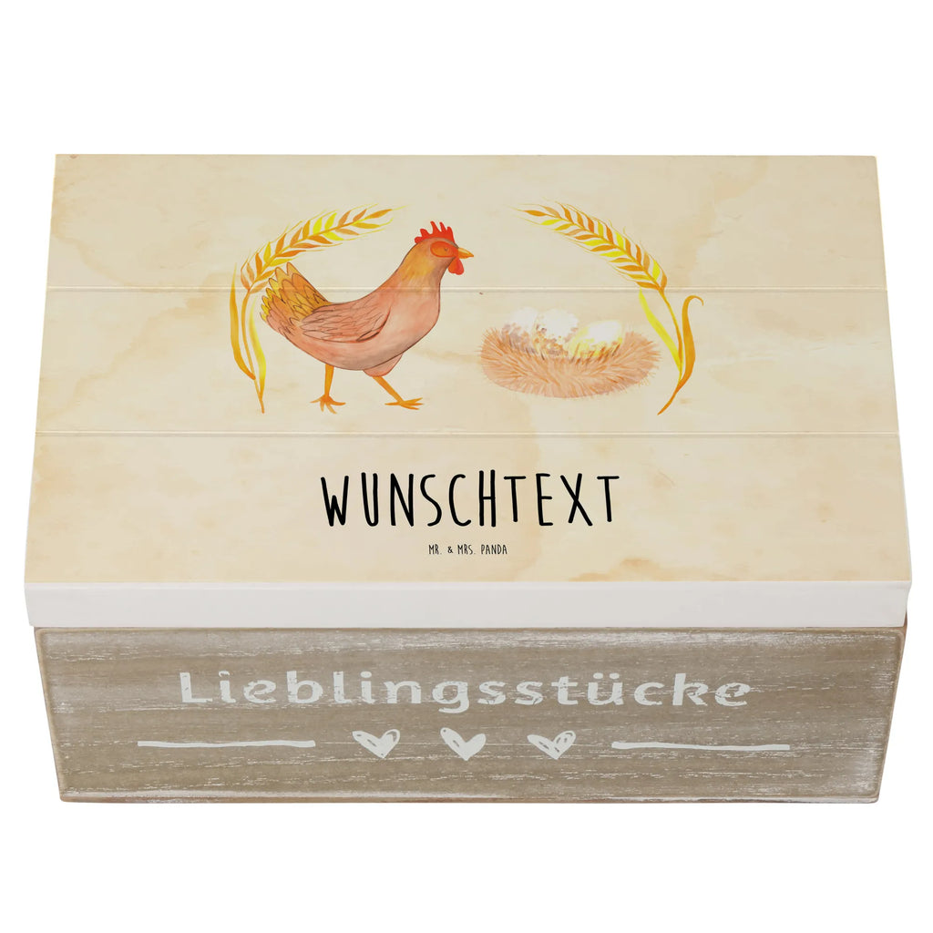 Personalisierte Holzkiste Huhn stolz Holzkiste mit Namen, Kiste mit Namen, Schatzkiste mit Namen, Truhe mit Namen, Schatulle mit Namen, Erinnerungsbox mit Namen, Erinnerungskiste, mit Namen, Dekokiste mit Namen, Aufbewahrungsbox mit Namen, Holzkiste Personalisiert, Kiste Personalisiert, Schatzkiste Personalisiert, Truhe Personalisiert, Schatulle Personalisiert, Erinnerungsbox Personalisiert, Erinnerungskiste Personalisiert, Dekokiste Personalisiert, Aufbewahrungsbox Personalisiert, Geschenkbox personalisiert, GEschenkdose personalisiert, Bauernhof, Hoftiere, Landwirt, Landwirtin, Hahn, Henne, Hühner, Eier, Hof, Landleben, Motivation, Geburt, Magie, Spruch, Schwangerschaft