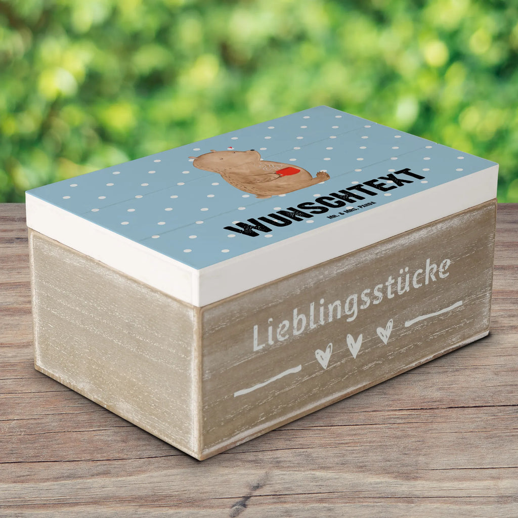 Personalisierte Holzkiste Bär Kaffee Holzkiste mit Namen, Kiste mit Namen, Schatzkiste mit Namen, Truhe mit Namen, Schatulle mit Namen, Erinnerungsbox mit Namen, Erinnerungskiste, mit Namen, Dekokiste mit Namen, Aufbewahrungsbox mit Namen, Holzkiste Personalisiert, Kiste Personalisiert, Schatzkiste Personalisiert, Truhe Personalisiert, Schatulle Personalisiert, Erinnerungsbox Personalisiert, Erinnerungskiste Personalisiert, Dekokiste Personalisiert, Aufbewahrungsbox Personalisiert, Geschenkbox personalisiert, GEschenkdose personalisiert, Bär, Teddy, Teddybär, Kaffee, Coffee, Bären, guten Morgen, Morgenroutine, Welt erobern, Welt retten, Motivation