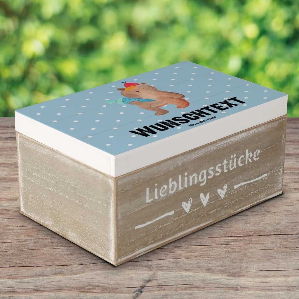 Personalisierte Holzkiste Bär Schultüte Holzkiste mit Namen, Kiste mit Namen, Schatzkiste mit Namen, Truhe mit Namen, Schatulle mit Namen, Erinnerungsbox mit Namen, Erinnerungskiste, mit Namen, Dekokiste mit Namen, Aufbewahrungsbox mit Namen, Holzkiste Personalisiert, Kiste Personalisiert, Schatzkiste Personalisiert, Truhe Personalisiert, Schatulle Personalisiert, Erinnerungsbox Personalisiert, Erinnerungskiste Personalisiert, Dekokiste Personalisiert, Aufbewahrungsbox Personalisiert, Geschenkbox personalisiert, GEschenkdose personalisiert, Bär, Teddy, Teddybär, Bär Motiv, Schultüte, Erster Schultag Geschenk, Einschulung Geschenk, Schule Geschenk, Grundschule, Schulanfang, Schulbeginn