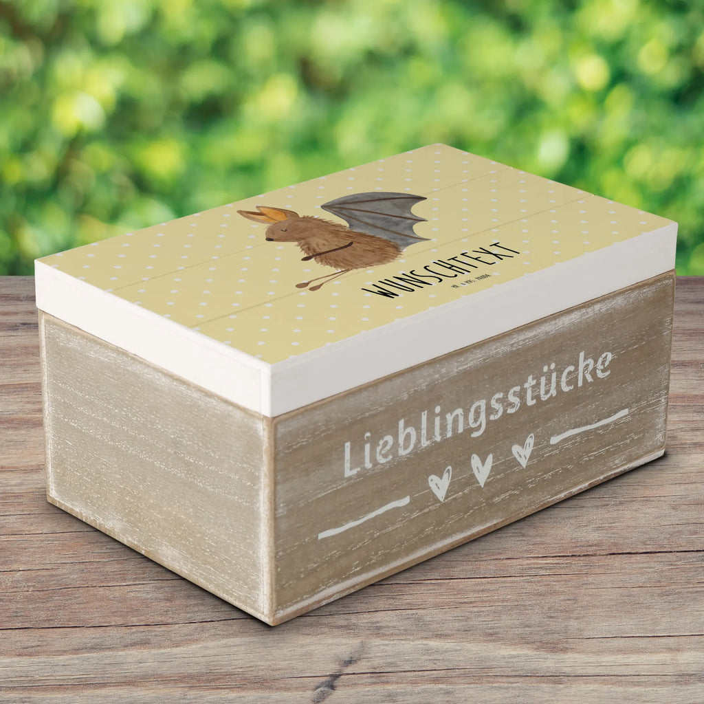 Personalisierte Holzkiste Fledermaus Sitzen Holzkiste mit Namen, Kiste mit Namen, Schatzkiste mit Namen, Truhe mit Namen, Schatulle mit Namen, Erinnerungsbox mit Namen, Erinnerungskiste, mit Namen, Dekokiste mit Namen, Aufbewahrungsbox mit Namen, Holzkiste Personalisiert, Kiste Personalisiert, Schatzkiste Personalisiert, Truhe Personalisiert, Schatulle Personalisiert, Erinnerungsbox Personalisiert, Erinnerungskiste Personalisiert, Dekokiste Personalisiert, Aufbewahrungsbox Personalisiert, Geschenkbox personalisiert, GEschenkdose personalisiert, Tiermotive, Gute Laune, lustige Sprüche, Tiere, Fledermaus, Fledermäuse, Motivation, entspannen