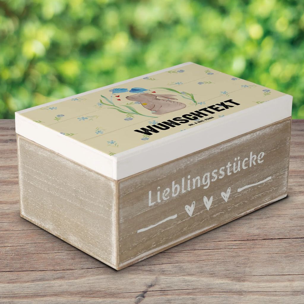 Personalisierte Holzkiste Hase Blume Holzkiste mit Namen, Kiste mit Namen, Schatzkiste mit Namen, Truhe mit Namen, Schatulle mit Namen, Erinnerungsbox mit Namen, Erinnerungskiste, mit Namen, Dekokiste mit Namen, Aufbewahrungsbox mit Namen, Holzkiste Personalisiert, Kiste Personalisiert, Schatzkiste Personalisiert, Truhe Personalisiert, Schatulle Personalisiert, Erinnerungsbox Personalisiert, Erinnerungskiste Personalisiert, Dekokiste Personalisiert, Aufbewahrungsbox Personalisiert, Geschenkbox personalisiert, GEschenkdose personalisiert, Ostern, Osterhase, Ostergeschenke, Osternest, Osterdeko, Geschenke zu Ostern, Ostern Geschenk, Ostergeschenke Kinder, Ostern Kinder, Hase, Kaninchen, Kind, Taufe, Taufgeschenk, Geburt, Schwangerschaft, erstes Kind, Kindergeburtstag, Geburtstag, Hoffnung, Träume