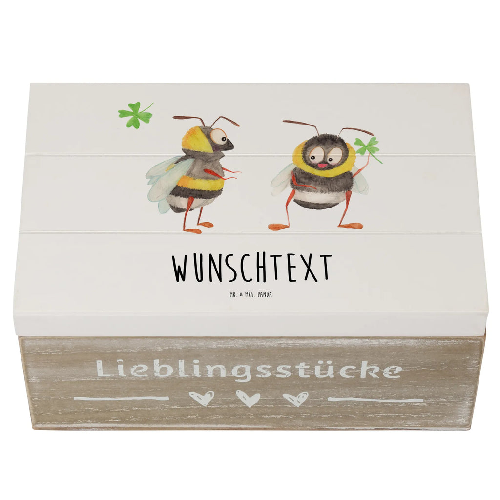 Personalisierte Holzkiste Hummeln Kleeblatt Holzkiste mit Namen, Kiste mit Namen, Schatzkiste mit Namen, Truhe mit Namen, Schatulle mit Namen, Erinnerungsbox mit Namen, Erinnerungskiste, mit Namen, Dekokiste mit Namen, Aufbewahrungsbox mit Namen, Holzkiste Personalisiert, Kiste Personalisiert, Schatzkiste Personalisiert, Truhe Personalisiert, Schatulle Personalisiert, Erinnerungsbox Personalisiert, Erinnerungskiste Personalisiert, Dekokiste Personalisiert, Aufbewahrungsbox Personalisiert, Geschenkbox personalisiert, GEschenkdose personalisiert, Tiermotive, Gute Laune, lustige Sprüche, Tiere, Hummel, Biene, Spruch positiv, Biene Deko, Spruch schön, glücklich sein, glücklich werden, Spruch fröhlich