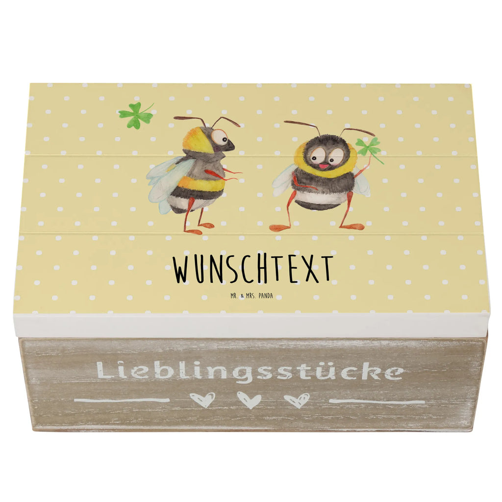 Personalisierte Holzkiste Hummeln Kleeblatt Holzkiste mit Namen, Kiste mit Namen, Schatzkiste mit Namen, Truhe mit Namen, Schatulle mit Namen, Erinnerungsbox mit Namen, Erinnerungskiste, mit Namen, Dekokiste mit Namen, Aufbewahrungsbox mit Namen, Holzkiste Personalisiert, Kiste Personalisiert, Schatzkiste Personalisiert, Truhe Personalisiert, Schatulle Personalisiert, Erinnerungsbox Personalisiert, Erinnerungskiste Personalisiert, Dekokiste Personalisiert, Aufbewahrungsbox Personalisiert, Geschenkbox personalisiert, GEschenkdose personalisiert, Tiermotive, Gute Laune, lustige Sprüche, Tiere, Hummel, Biene, Spruch positiv, Biene Deko, Spruch schön, glücklich sein, glücklich werden, Spruch fröhlich