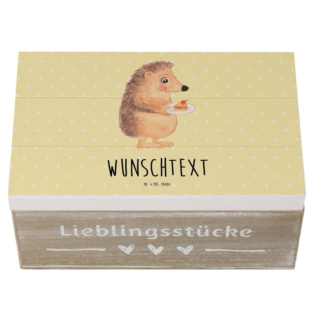 Personalisierte Holzkiste Igel Kuchenstück Holzkiste mit Namen, Kiste mit Namen, Schatzkiste mit Namen, Truhe mit Namen, Schatulle mit Namen, Erinnerungsbox mit Namen, Erinnerungskiste, mit Namen, Dekokiste mit Namen, Aufbewahrungsbox mit Namen, Holzkiste Personalisiert, Kiste Personalisiert, Schatzkiste Personalisiert, Truhe Personalisiert, Schatulle Personalisiert, Erinnerungsbox Personalisiert, Erinnerungskiste Personalisiert, Dekokiste Personalisiert, Aufbewahrungsbox Personalisiert, Geschenkbox personalisiert, GEschenkdose personalisiert, Tiermotive, Gute Laune, lustige Sprüche, Tiere, Igel, Essen Spruch, Kuchen, Backen Geschenk, Kuchen backen, Einladung Party, Geburtstagskuchen, Torte