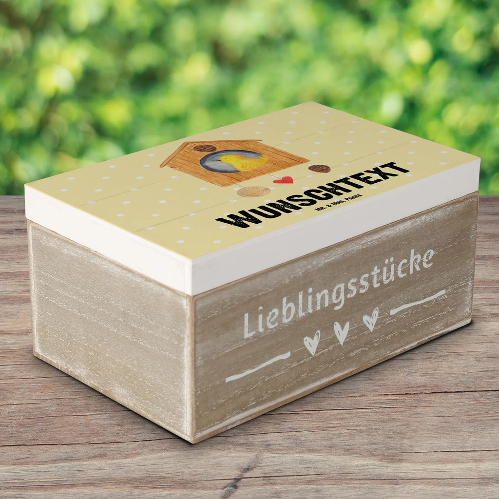 Personalisierte Holzkiste Vogel Haus Holzkiste mit Namen, Kiste mit Namen, Schatzkiste mit Namen, Truhe mit Namen, Schatulle mit Namen, Erinnerungsbox mit Namen, Erinnerungskiste, mit Namen, Dekokiste mit Namen, Aufbewahrungsbox mit Namen, Holzkiste Personalisiert, Kiste Personalisiert, Schatzkiste Personalisiert, Truhe Personalisiert, Schatulle Personalisiert, Erinnerungsbox Personalisiert, Erinnerungskiste Personalisiert, Dekokiste Personalisiert, Aufbewahrungsbox Personalisiert, Geschenkbox personalisiert, GEschenkdose personalisiert, Tiermotive, Gute Laune, lustige Sprüche, Tiere, Vogel, Vögel, Vogelhaus, Vogelhäuschen, Home sweet home, Zuhause, Nest, Eigenheim, Familie, Wohnung, Haus, unser Haus, Lieblingsort, Castle