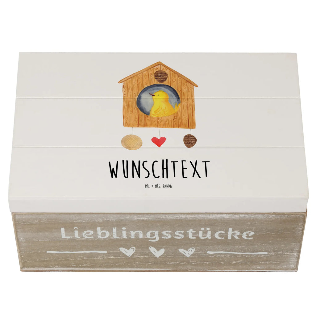 Personalisierte Holzkiste Vogelhaus sweet Home Holzkiste mit Namen, Kiste mit Namen, Schatzkiste mit Namen, Truhe mit Namen, Schatulle mit Namen, Erinnerungsbox mit Namen, Erinnerungskiste, mit Namen, Dekokiste mit Namen, Aufbewahrungsbox mit Namen, Holzkiste Personalisiert, Kiste Personalisiert, Schatzkiste Personalisiert, Truhe Personalisiert, Schatulle Personalisiert, Erinnerungsbox Personalisiert, Erinnerungskiste Personalisiert, Dekokiste Personalisiert, Aufbewahrungsbox Personalisiert, Geschenkbox personalisiert, GEschenkdose personalisiert, Tiermotive, Gute Laune, lustige Sprüche, Tiere, Vogelhaus, Vogel, Home sweet Home, Einzug, Umzug, Geschenk, Einzugsgeschenk, Hausbau, Haus