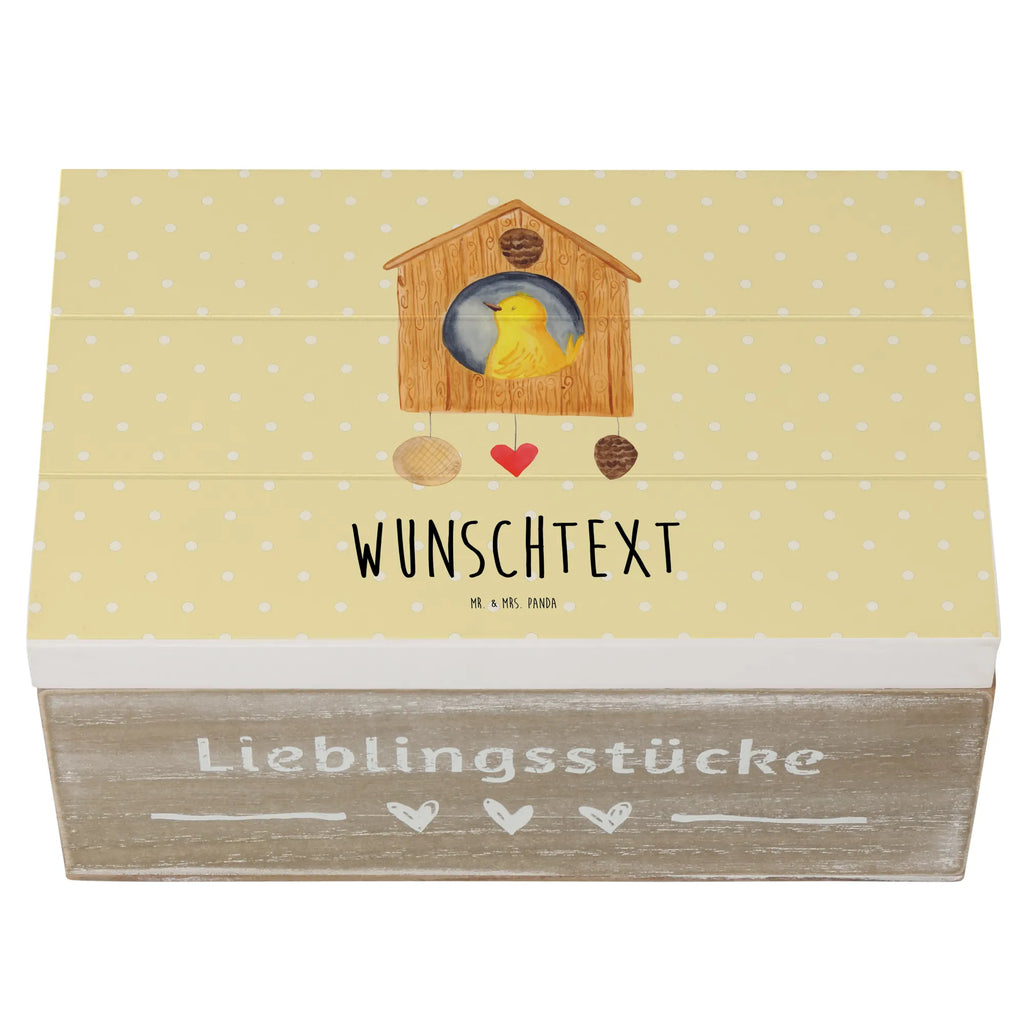 Personalisierte Holzkiste Vogelhaus sweet Home Holzkiste mit Namen, Kiste mit Namen, Schatzkiste mit Namen, Truhe mit Namen, Schatulle mit Namen, Erinnerungsbox mit Namen, Erinnerungskiste, mit Namen, Dekokiste mit Namen, Aufbewahrungsbox mit Namen, Holzkiste Personalisiert, Kiste Personalisiert, Schatzkiste Personalisiert, Truhe Personalisiert, Schatulle Personalisiert, Erinnerungsbox Personalisiert, Erinnerungskiste Personalisiert, Dekokiste Personalisiert, Aufbewahrungsbox Personalisiert, Geschenkbox personalisiert, GEschenkdose personalisiert, Tiermotive, Gute Laune, lustige Sprüche, Tiere, Vogelhaus, Vogel, Home sweet Home, Einzug, Umzug, Geschenk, Einzugsgeschenk, Hausbau, Haus