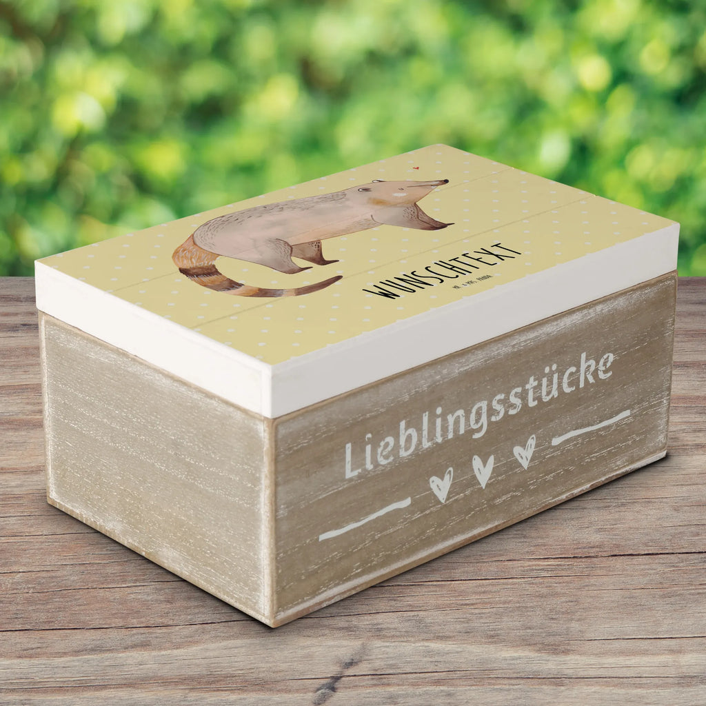 Personalisierte Holzkiste Nasenbär Holzkiste mit Namen, Kiste mit Namen, Schatzkiste mit Namen, Truhe mit Namen, Schatulle mit Namen, Erinnerungsbox mit Namen, Erinnerungskiste, mit Namen, Dekokiste mit Namen, Aufbewahrungsbox mit Namen, Holzkiste Personalisiert, Kiste Personalisiert, Schatzkiste Personalisiert, Truhe Personalisiert, Schatulle Personalisiert, Erinnerungsbox Personalisiert, Erinnerungskiste Personalisiert, Dekokiste Personalisiert, Aufbewahrungsbox Personalisiert, Geschenkbox personalisiert, GEschenkdose personalisiert, Tiermotive, Gute Laune, lustige Sprüche, Tiere, Nasenbär, Nasenbären, Rüsselbär, Bär