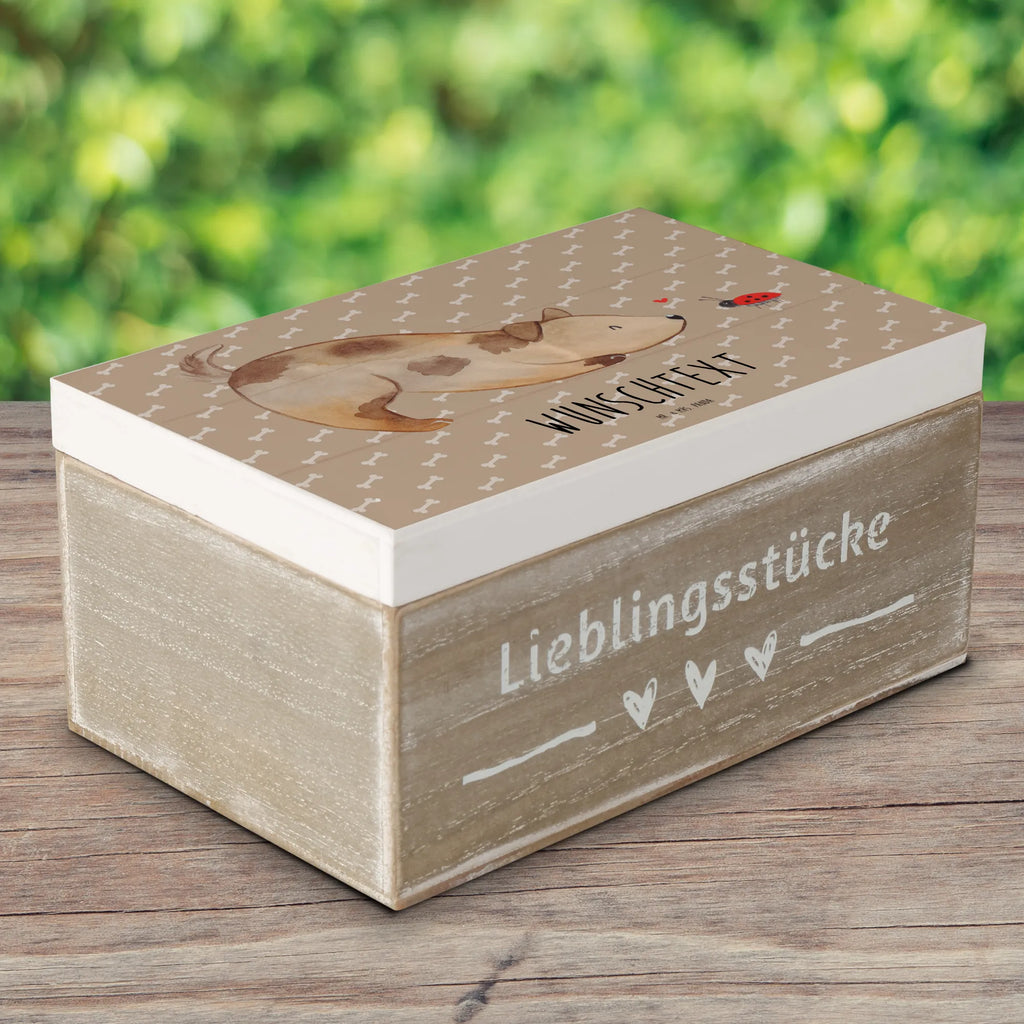 Personalisierte Holzkiste Hund Marienkäfer Holzkiste mit Namen, Kiste mit Namen, Schatzkiste mit Namen, Truhe mit Namen, Schatulle mit Namen, Erinnerungsbox mit Namen, Erinnerungskiste, mit Namen, Dekokiste mit Namen, Aufbewahrungsbox mit Namen, Holzkiste Personalisiert, Kiste Personalisiert, Schatzkiste Personalisiert, Truhe Personalisiert, Schatulle Personalisiert, Erinnerungsbox Personalisiert, Erinnerungskiste Personalisiert, Dekokiste Personalisiert, Aufbewahrungsbox Personalisiert, Geschenkbox personalisiert, GEschenkdose personalisiert, Hund, Hundemotiv, Haustier, Hunderasse, Tierliebhaber, Hundebesitzer, Sprüche, Hunde, Hundespruch, Marienkäfer, Mischling, Mischlinghund