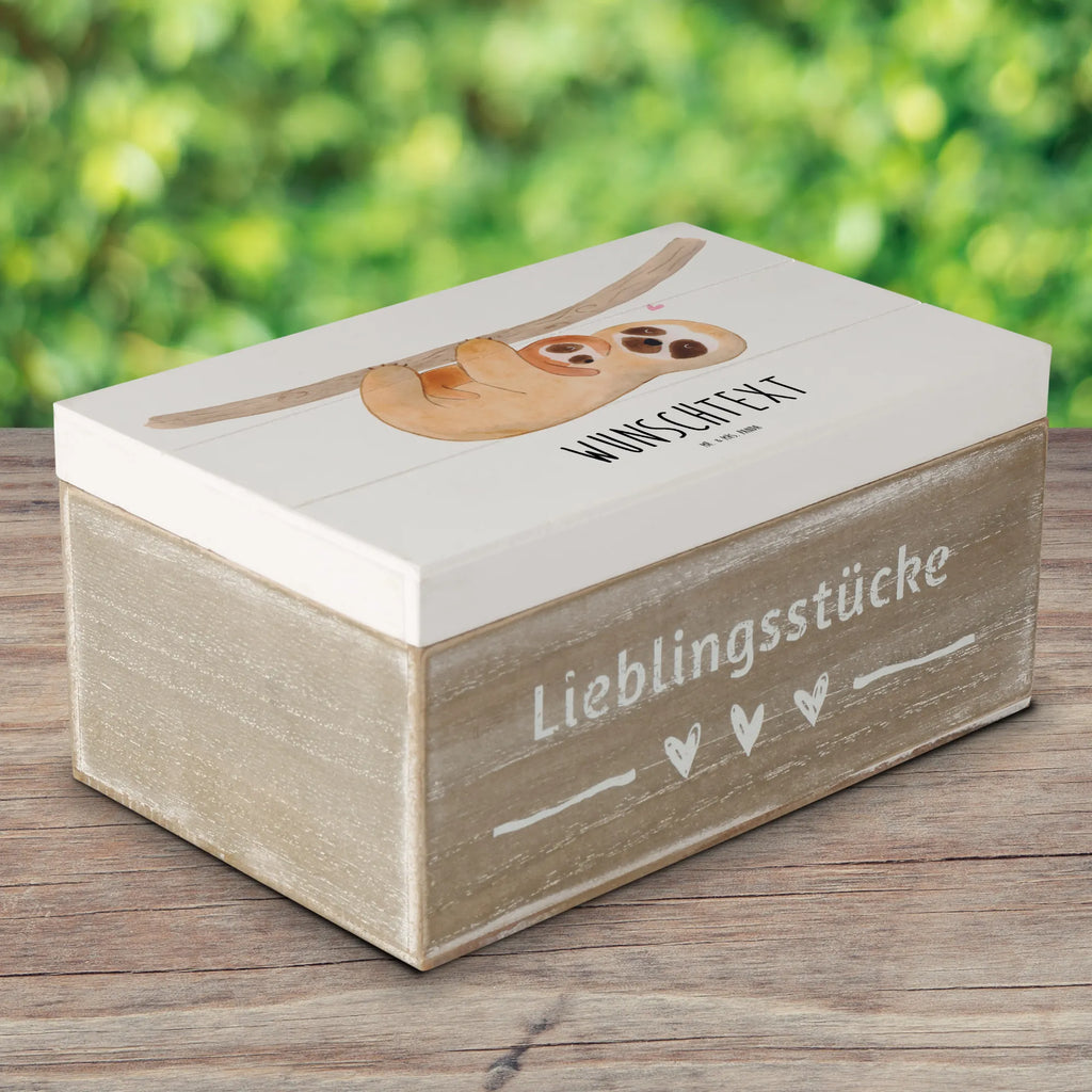 Personalisierte Holzkiste Faultier Kind Holzkiste mit Namen, Kiste mit Namen, Schatzkiste mit Namen, Truhe mit Namen, Schatulle mit Namen, Erinnerungsbox mit Namen, Erinnerungskiste, mit Namen, Dekokiste mit Namen, Aufbewahrungsbox mit Namen, Holzkiste Personalisiert, Kiste Personalisiert, Schatzkiste Personalisiert, Truhe Personalisiert, Schatulle Personalisiert, Erinnerungsbox Personalisiert, Erinnerungskiste Personalisiert, Dekokiste Personalisiert, Aufbewahrungsbox Personalisiert, Geschenkbox personalisiert, GEschenkdose personalisiert, Faultier, Faultier Geschenk, Faultier Deko, Kind, Baby, Liebe, Mutter, Mama, Geburt, Kinder, Faulheit, Spaß, Niedlichkeit