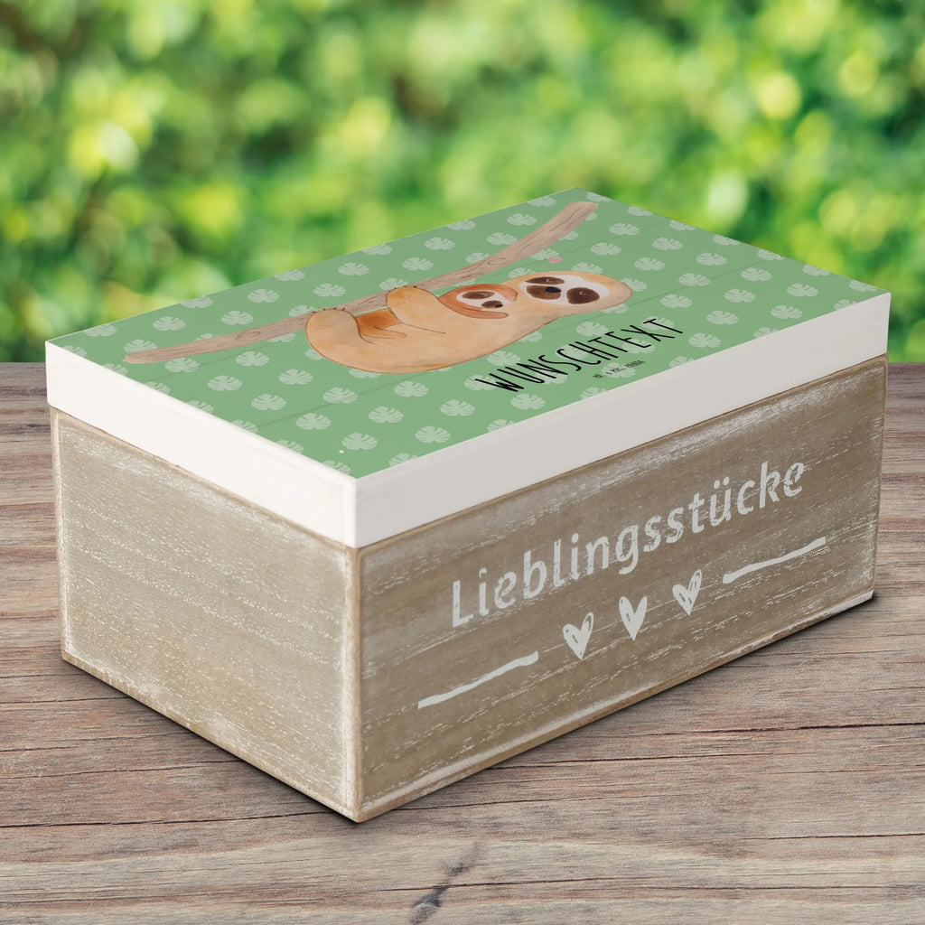 Personalisierte Holzkiste Faultier Kind Holzkiste mit Namen, Kiste mit Namen, Schatzkiste mit Namen, Truhe mit Namen, Schatulle mit Namen, Erinnerungsbox mit Namen, Erinnerungskiste, mit Namen, Dekokiste mit Namen, Aufbewahrungsbox mit Namen, Holzkiste Personalisiert, Kiste Personalisiert, Schatzkiste Personalisiert, Truhe Personalisiert, Schatulle Personalisiert, Erinnerungsbox Personalisiert, Erinnerungskiste Personalisiert, Dekokiste Personalisiert, Aufbewahrungsbox Personalisiert, Geschenkbox personalisiert, GEschenkdose personalisiert, Faultier, Faultier Geschenk, Faultier Deko, Kind, Baby, Liebe, Mutter, Mama, Geburt, Kinder, Faulheit, Spaß, Niedlichkeit