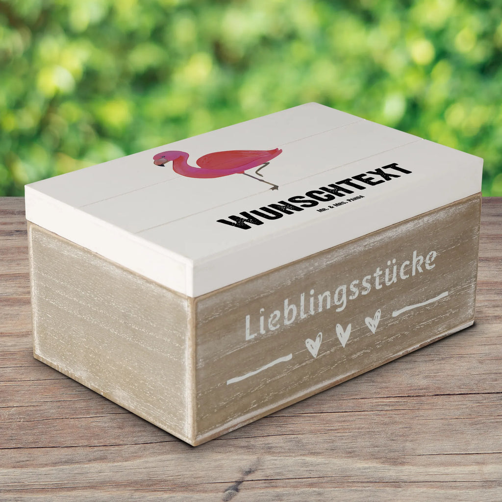 Personalisierte Holzkiste Flamingo Classic Holzkiste mit Namen, Kiste mit Namen, Schatzkiste mit Namen, Truhe mit Namen, Schatulle mit Namen, Erinnerungsbox mit Namen, Erinnerungskiste, mit Namen, Dekokiste mit Namen, Aufbewahrungsbox mit Namen, Holzkiste Personalisiert, Kiste Personalisiert, Schatzkiste Personalisiert, Truhe Personalisiert, Schatulle Personalisiert, Erinnerungsbox Personalisiert, Erinnerungskiste Personalisiert, Dekokiste Personalisiert, Aufbewahrungsbox Personalisiert, Geschenkbox personalisiert, GEschenkdose personalisiert, Flamingo, Einzigartig, Selbstliebe, Stolz, ich, für mich, Spruch, Freundin, Freundinnen, Außenseiter, Sohn, Tochter, Geschwister