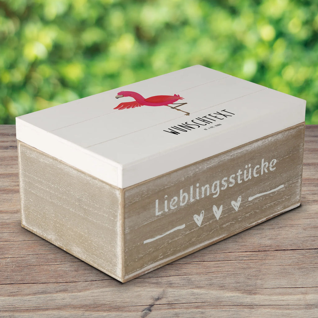 Personalisierte Holzkiste Flamingo Yoga Holzkiste mit Namen, Kiste mit Namen, Schatzkiste mit Namen, Truhe mit Namen, Schatulle mit Namen, Erinnerungsbox mit Namen, Erinnerungskiste, mit Namen, Dekokiste mit Namen, Aufbewahrungsbox mit Namen, Holzkiste Personalisiert, Kiste Personalisiert, Schatzkiste Personalisiert, Truhe Personalisiert, Schatulle Personalisiert, Erinnerungsbox Personalisiert, Erinnerungskiste Personalisiert, Dekokiste Personalisiert, Aufbewahrungsbox Personalisiert, Geschenkbox personalisiert, GEschenkdose personalisiert, Flamingo, Vogel, Yoga, Namaste, Achtsamkeit, Yoga-Übung, Entspannung, Ärger, Aufregen, Tiefenentspannung