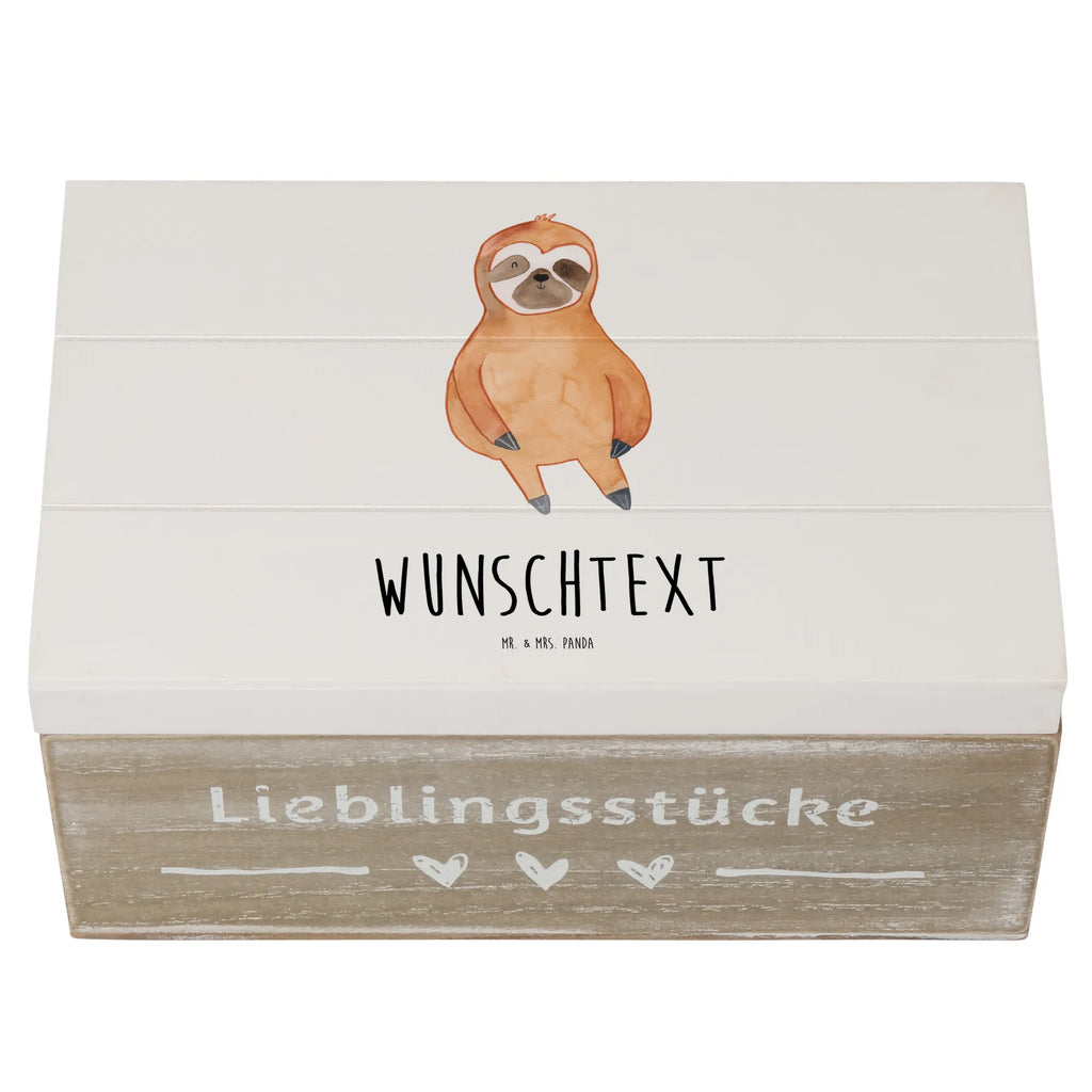 Personalisierte Holzkiste Faultier Zufrieden Holzkiste mit Namen, Kiste mit Namen, Schatzkiste mit Namen, Truhe mit Namen, Schatulle mit Namen, Erinnerungsbox mit Namen, Erinnerungskiste, mit Namen, Dekokiste mit Namen, Aufbewahrungsbox mit Namen, Holzkiste Personalisiert, Kiste Personalisiert, Schatzkiste Personalisiert, Truhe Personalisiert, Schatulle Personalisiert, Erinnerungsbox Personalisiert, Erinnerungskiste Personalisiert, Dekokiste Personalisiert, Aufbewahrungsbox Personalisiert, Geschenkbox personalisiert, GEschenkdose personalisiert, Faultier, Faultier Geschenk, Faultier Deko, Faultiere, faul, Lieblingstier, Pause, relaxen, Glück, glücklich, zufrieden, happy, Zufriedenheit, Gelassenheit, Ruhe, Frieden