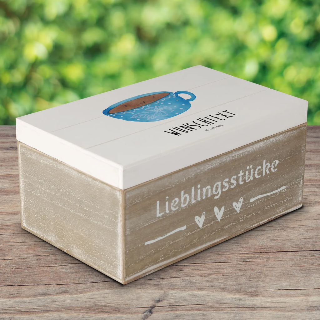 Personalisierte Holzkiste Kaffee Tasse Holzkiste mit Namen, Kiste mit Namen, Schatzkiste mit Namen, Truhe mit Namen, Schatulle mit Namen, Erinnerungsbox mit Namen, Erinnerungskiste, mit Namen, Dekokiste mit Namen, Aufbewahrungsbox mit Namen, Holzkiste Personalisiert, Kiste Personalisiert, Schatzkiste Personalisiert, Truhe Personalisiert, Schatulle Personalisiert, Erinnerungsbox Personalisiert, Erinnerungskiste Personalisiert, Dekokiste Personalisiert, Aufbewahrungsbox Personalisiert, Geschenkbox personalisiert, GEschenkdose personalisiert, Tiermotive, Gute Laune, lustige Sprüche, Tiere, Kaffee, Tasse, Liebe, Geschmack, Genuss, Glücklich