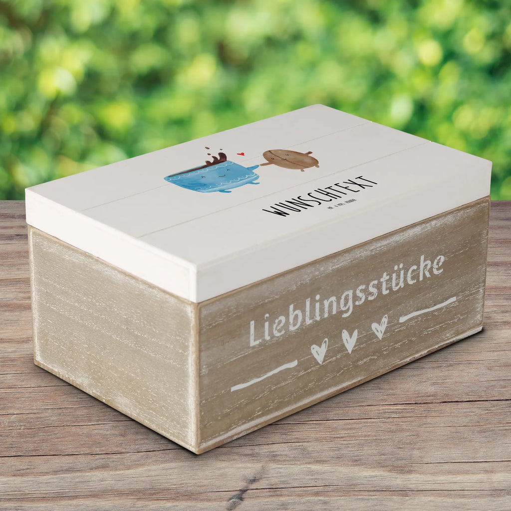 Personalisierte Holzkiste Kaffee Bohne Holzkiste mit Namen, Kiste mit Namen, Schatzkiste mit Namen, Truhe mit Namen, Schatulle mit Namen, Erinnerungsbox mit Namen, Erinnerungskiste, mit Namen, Dekokiste mit Namen, Aufbewahrungsbox mit Namen, Holzkiste Personalisiert, Kiste Personalisiert, Schatzkiste Personalisiert, Truhe Personalisiert, Schatulle Personalisiert, Erinnerungsbox Personalisiert, Erinnerungskiste Personalisiert, Dekokiste Personalisiert, Aufbewahrungsbox Personalisiert, Geschenkbox personalisiert, GEschenkdose personalisiert, Tiermotive, Gute Laune, lustige Sprüche, Tiere, Kaffee, Kaffeebohne, Genuss, Zufriedenheit, Glück