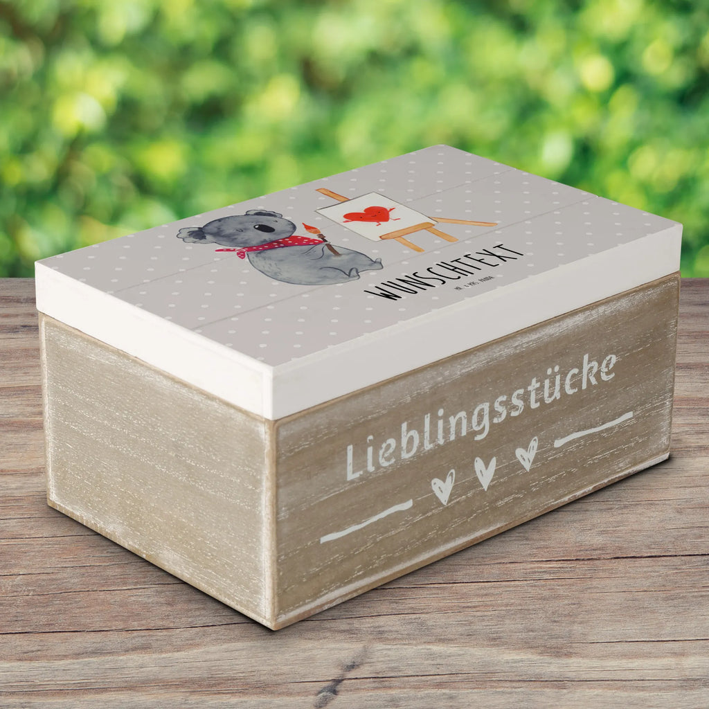 Personalisierte Holzkiste Koala Künstler Holzkiste mit Namen, Kiste mit Namen, Schatzkiste mit Namen, Truhe mit Namen, Schatulle mit Namen, Erinnerungsbox mit Namen, Erinnerungskiste, mit Namen, Dekokiste mit Namen, Aufbewahrungsbox mit Namen, Holzkiste Personalisiert, Kiste Personalisiert, Schatzkiste Personalisiert, Truhe Personalisiert, Schatulle Personalisiert, Erinnerungsbox Personalisiert, Erinnerungskiste Personalisiert, Dekokiste Personalisiert, Aufbewahrungsbox Personalisiert, Geschenkbox personalisiert, GEschenkdose personalisiert, Koala, Koalabär, Liebe, Liebensbeweis, Liebesgeschenk, Gefühle, Künstler, zeichnen