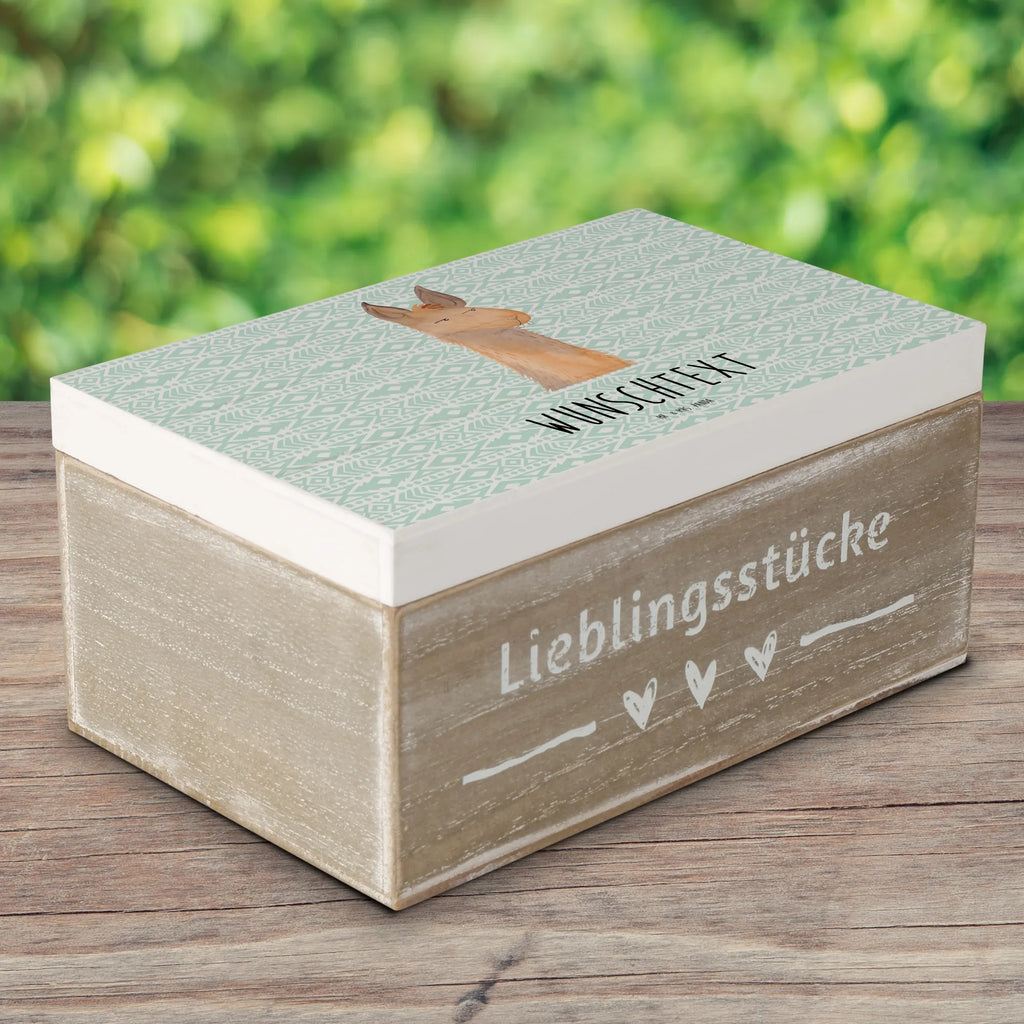 Personalisierte Holzkiste Lamakopf genervt Holzkiste mit Namen, Kiste mit Namen, Schatzkiste mit Namen, Truhe mit Namen, Schatulle mit Namen, Erinnerungsbox mit Namen, Erinnerungskiste, mit Namen, Dekokiste mit Namen, Aufbewahrungsbox mit Namen, Holzkiste Personalisiert, Kiste Personalisiert, Schatzkiste Personalisiert, Truhe Personalisiert, Schatulle Personalisiert, Erinnerungsbox Personalisiert, Erinnerungskiste Personalisiert, Dekokiste Personalisiert, Aufbewahrungsbox Personalisiert, Geschenkbox personalisiert, GEschenkdose personalisiert, Lama, Alpaka, Lamas, Recht haben, genervt sein, Freundin, beste Freundin, Partnerin, Büro, Büroalltag, Chef, Chefin, Azubi