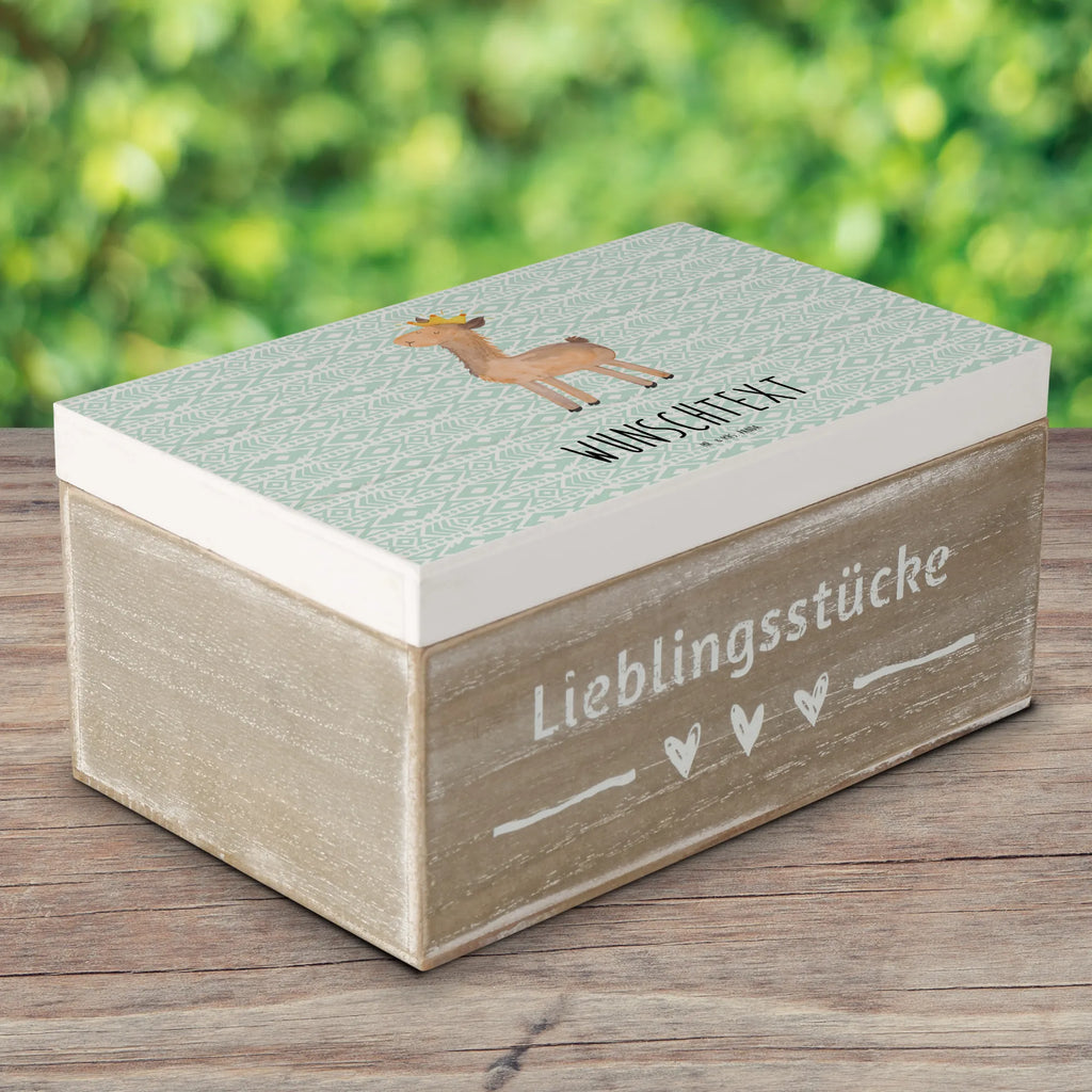 Personalisierte Holzkiste Lama König Holzkiste mit Namen, Kiste mit Namen, Schatzkiste mit Namen, Truhe mit Namen, Schatulle mit Namen, Erinnerungsbox mit Namen, Erinnerungskiste, mit Namen, Dekokiste mit Namen, Aufbewahrungsbox mit Namen, Holzkiste Personalisiert, Kiste Personalisiert, Schatzkiste Personalisiert, Truhe Personalisiert, Schatulle Personalisiert, Erinnerungsbox Personalisiert, Erinnerungskiste Personalisiert, Dekokiste Personalisiert, Aufbewahrungsbox Personalisiert, Geschenkbox personalisiert, GEschenkdose personalisiert, Lama, Alpaka, Lamas, König, Königin, Freundin, Mama, Papa, Büro Kollege, Kollegin, Chef, Vorgesetzter, Abi, Abitur