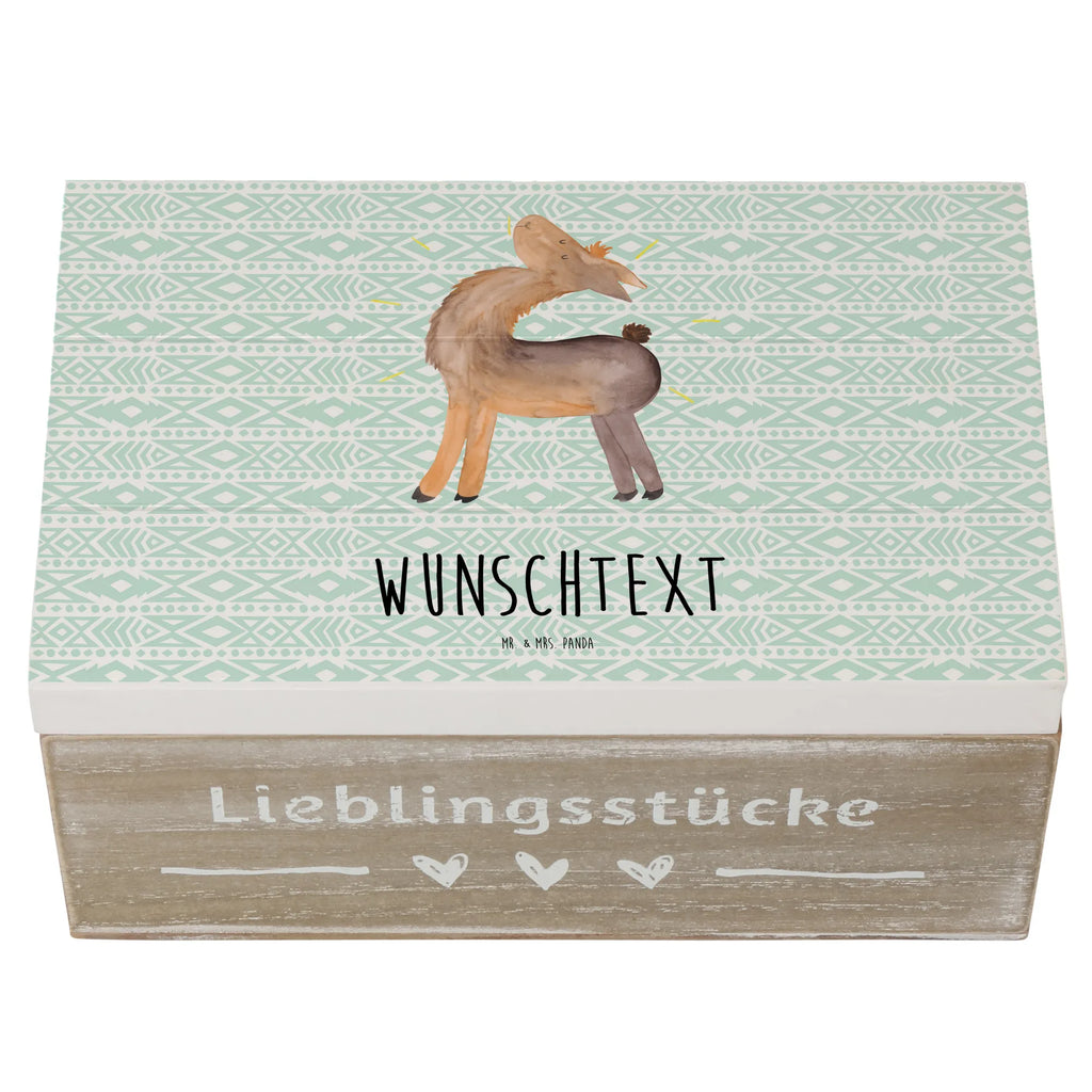 Personalisierte Holzkiste Lama Stolz Holzkiste mit Namen, Kiste mit Namen, Schatzkiste mit Namen, Truhe mit Namen, Schatulle mit Namen, Erinnerungsbox mit Namen, Erinnerungskiste, mit Namen, Dekokiste mit Namen, Aufbewahrungsbox mit Namen, Holzkiste Personalisiert, Kiste Personalisiert, Schatzkiste Personalisiert, Truhe Personalisiert, Schatulle Personalisiert, Erinnerungsbox Personalisiert, Erinnerungskiste Personalisiert, Dekokiste Personalisiert, Aufbewahrungsbox Personalisiert, Geschenkbox personalisiert, GEschenkdose personalisiert, Lama, Alpaka, Lamas, Außenseiter, Anders, Neustart, stolz, Hippie, Freundin, Freundinnen, beste Freundin, Kumpel, Familie, Family