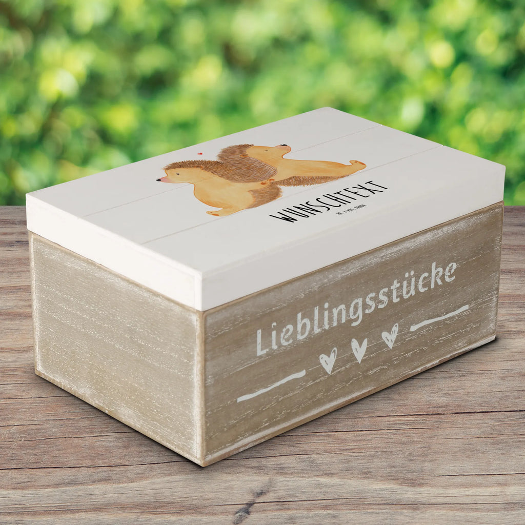 Personalisierte Holzkiste Igel händchenhaltend Holzkiste mit Namen, Kiste mit Namen, Schatzkiste mit Namen, Truhe mit Namen, Schatulle mit Namen, Erinnerungsbox mit Namen, Erinnerungskiste, mit Namen, Dekokiste mit Namen, Aufbewahrungsbox mit Namen, Holzkiste Personalisiert, Kiste Personalisiert, Schatzkiste Personalisiert, Truhe Personalisiert, Schatulle Personalisiert, Erinnerungsbox Personalisiert, Erinnerungskiste Personalisiert, Dekokiste Personalisiert, Aufbewahrungsbox Personalisiert, Geschenkbox personalisiert, GEschenkdose personalisiert, Liebe, Partner, Freund, Freundin, Ehemann, Ehefrau, Heiraten, Verlobung, Heiratsantrag, Liebesgeschenk, Jahrestag, Hocheitstag, Igel, Igelliebe, Hand in Hand, Liebesbeweis, große Liebe, Liebesbotschaft, Hochzeit, Lieblingsmensch, Gemeinsamkeit, Love, Geschenk für zwei