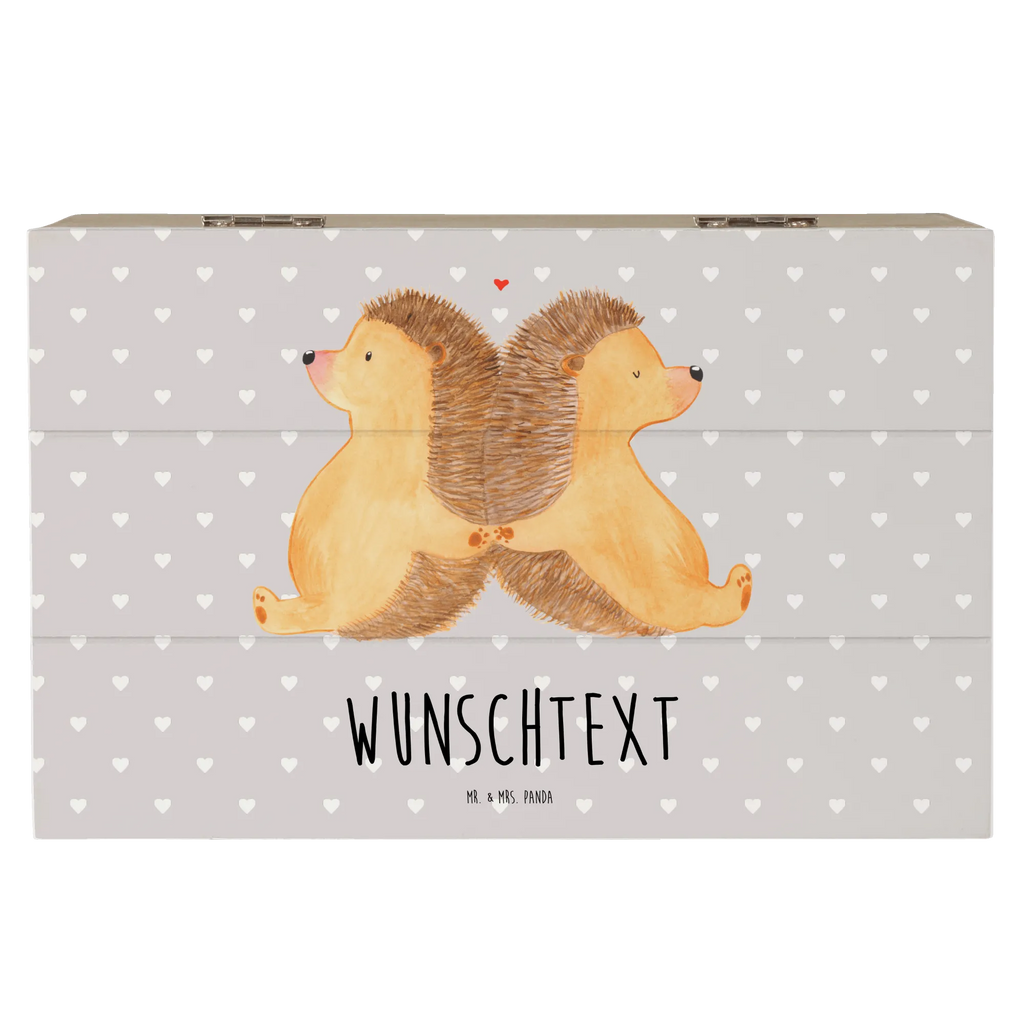 Personalisierte Holzkiste Igel händchenhaltend Holzkiste mit Namen, Kiste mit Namen, Schatzkiste mit Namen, Truhe mit Namen, Schatulle mit Namen, Erinnerungsbox mit Namen, Erinnerungskiste, mit Namen, Dekokiste mit Namen, Aufbewahrungsbox mit Namen, Holzkiste Personalisiert, Kiste Personalisiert, Schatzkiste Personalisiert, Truhe Personalisiert, Schatulle Personalisiert, Erinnerungsbox Personalisiert, Erinnerungskiste Personalisiert, Dekokiste Personalisiert, Aufbewahrungsbox Personalisiert, Geschenkbox personalisiert, GEschenkdose personalisiert, Liebe, Partner, Freund, Freundin, Ehemann, Ehefrau, Heiraten, Verlobung, Heiratsantrag, Liebesgeschenk, Jahrestag, Hocheitstag, Igel, Igelliebe, Hand in Hand, Liebesbeweis, große Liebe, Liebesbotschaft, Hochzeit, Lieblingsmensch, Gemeinsamkeit, Love, Geschenk für zwei