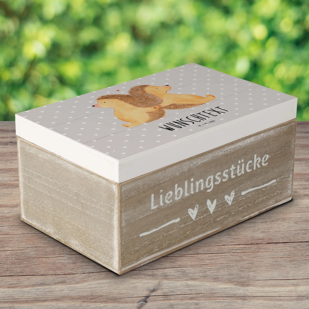 Personalisierte Holzkiste Igel händchenhaltend Holzkiste mit Namen, Kiste mit Namen, Schatzkiste mit Namen, Truhe mit Namen, Schatulle mit Namen, Erinnerungsbox mit Namen, Erinnerungskiste, mit Namen, Dekokiste mit Namen, Aufbewahrungsbox mit Namen, Holzkiste Personalisiert, Kiste Personalisiert, Schatzkiste Personalisiert, Truhe Personalisiert, Schatulle Personalisiert, Erinnerungsbox Personalisiert, Erinnerungskiste Personalisiert, Dekokiste Personalisiert, Aufbewahrungsbox Personalisiert, Geschenkbox personalisiert, GEschenkdose personalisiert, Liebe, Partner, Freund, Freundin, Ehemann, Ehefrau, Heiraten, Verlobung, Heiratsantrag, Liebesgeschenk, Jahrestag, Hocheitstag, Igel, Igelliebe, Hand in Hand, Liebesbeweis, große Liebe, Liebesbotschaft, Hochzeit, Lieblingsmensch, Gemeinsamkeit, Love, Geschenk für zwei