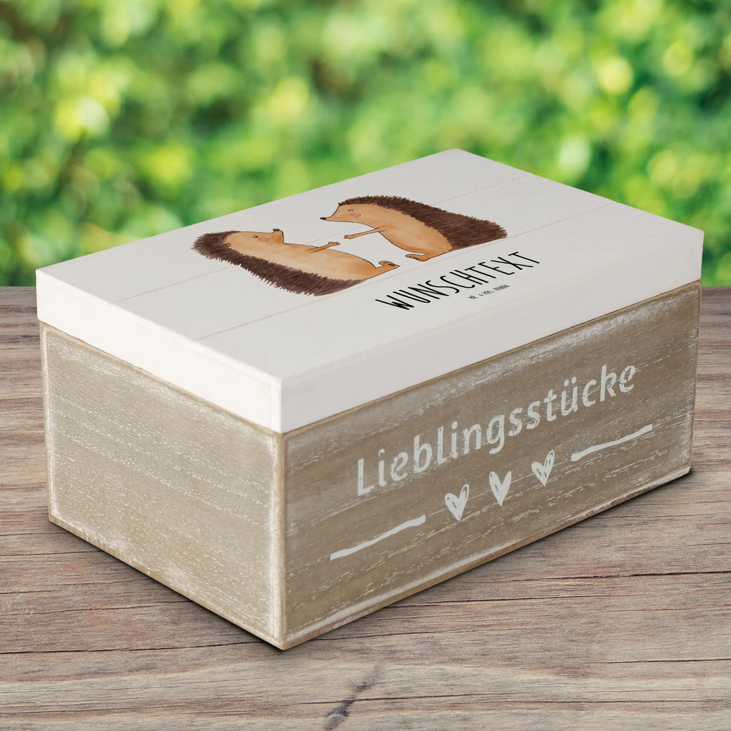 Personalisierte Holzkiste Igel Liebe Holzkiste mit Namen, Kiste mit Namen, Schatzkiste mit Namen, Truhe mit Namen, Schatulle mit Namen, Erinnerungsbox mit Namen, Erinnerungskiste, mit Namen, Dekokiste mit Namen, Aufbewahrungsbox mit Namen, Holzkiste Personalisiert, Kiste Personalisiert, Schatzkiste Personalisiert, Truhe Personalisiert, Schatulle Personalisiert, Erinnerungsbox Personalisiert, Erinnerungskiste Personalisiert, Dekokiste Personalisiert, Aufbewahrungsbox Personalisiert, Geschenkbox personalisiert, GEschenkdose personalisiert, Liebe, Partner, Freund, Freundin, Ehemann, Ehefrau, Heiraten, Verlobung, Heiratsantrag, Liebesgeschenk, Jahrestag, Hocheitstag, Verliebt, Verlobt, Verheiratet, Geschenk, Liebesbeweis, Hochzeitstag, Hochzeit, Igel