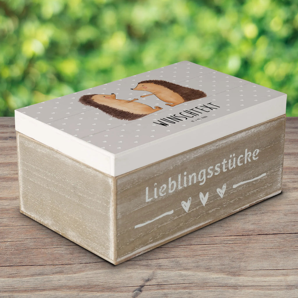 Personalisierte Holzkiste Igel Liebe Holzkiste mit Namen, Kiste mit Namen, Schatzkiste mit Namen, Truhe mit Namen, Schatulle mit Namen, Erinnerungsbox mit Namen, Erinnerungskiste, mit Namen, Dekokiste mit Namen, Aufbewahrungsbox mit Namen, Holzkiste Personalisiert, Kiste Personalisiert, Schatzkiste Personalisiert, Truhe Personalisiert, Schatulle Personalisiert, Erinnerungsbox Personalisiert, Erinnerungskiste Personalisiert, Dekokiste Personalisiert, Aufbewahrungsbox Personalisiert, Geschenkbox personalisiert, GEschenkdose personalisiert, Liebe, Partner, Freund, Freundin, Ehemann, Ehefrau, Heiraten, Verlobung, Heiratsantrag, Liebesgeschenk, Jahrestag, Hocheitstag, Verliebt, Verlobt, Verheiratet, Geschenk, Liebesbeweis, Hochzeitstag, Hochzeit, Igel