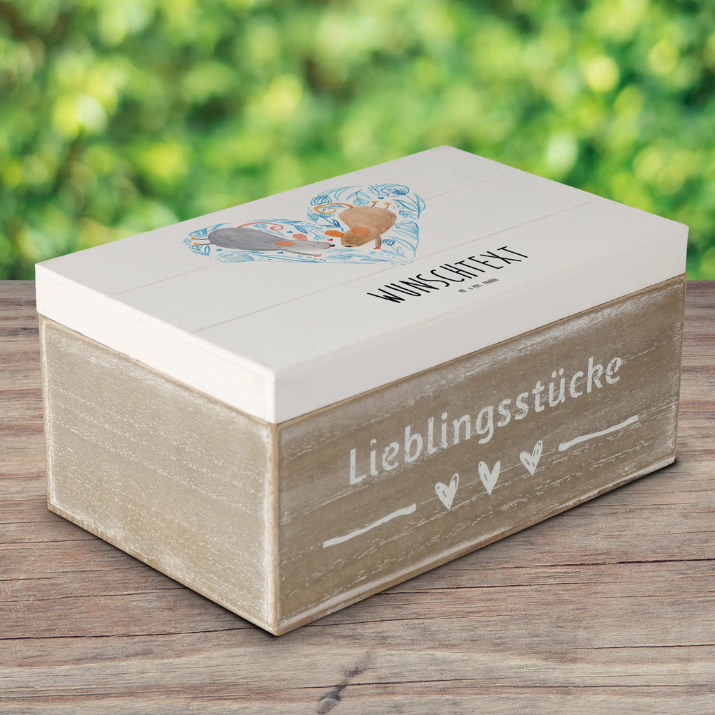 Personalisierte Holzkiste Mäuse Herz Holzkiste mit Namen, Kiste mit Namen, Schatzkiste mit Namen, Truhe mit Namen, Schatulle mit Namen, Erinnerungsbox mit Namen, Erinnerungskiste, mit Namen, Dekokiste mit Namen, Aufbewahrungsbox mit Namen, Holzkiste Personalisiert, Kiste Personalisiert, Schatzkiste Personalisiert, Truhe Personalisiert, Schatulle Personalisiert, Erinnerungsbox Personalisiert, Erinnerungskiste Personalisiert, Dekokiste Personalisiert, Aufbewahrungsbox Personalisiert, Geschenkbox personalisiert, GEschenkdose personalisiert, Liebe, Partner, Freund, Freundin, Ehemann, Ehefrau, Heiraten, Verlobung, Heiratsantrag, Liebesgeschenk, Jahrestag, Hocheitstag, Maus, Mäuse, Liebesbotschaft, Liebesbeweis, Hochzeit, Lieblingsmensch, Gemeinsamkeit, Love, Geschenk für zwei