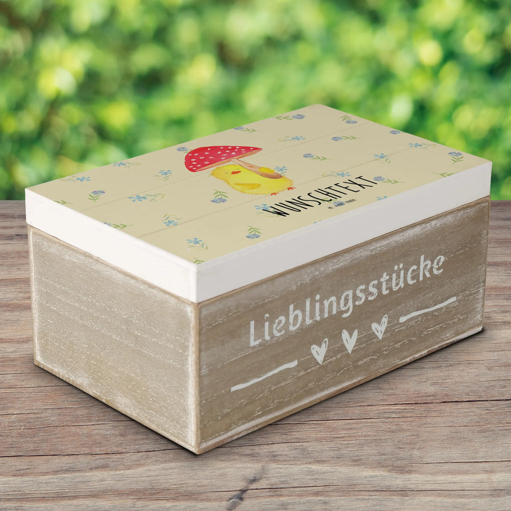 Personalisierte Holzkiste Küken Fliegenpilz Holzkiste mit Namen, Kiste mit Namen, Schatzkiste mit Namen, Truhe mit Namen, Schatulle mit Namen, Erinnerungsbox mit Namen, Erinnerungskiste, mit Namen, Dekokiste mit Namen, Aufbewahrungsbox mit Namen, Holzkiste Personalisiert, Kiste Personalisiert, Schatzkiste Personalisiert, Truhe Personalisiert, Schatulle Personalisiert, Erinnerungsbox Personalisiert, Erinnerungskiste Personalisiert, Dekokiste Personalisiert, Aufbewahrungsbox Personalisiert, Geschenkbox personalisiert, GEschenkdose personalisiert, Ostern, Osterhase, Ostergeschenke, Osternest, Osterdeko, Geschenke zu Ostern, Ostern Geschenk, Ostergeschenke Kinder, Ostern Kinder, Küken, Fliegenpilz, Glückspilz, Frohe Ostern, Ostergrüße