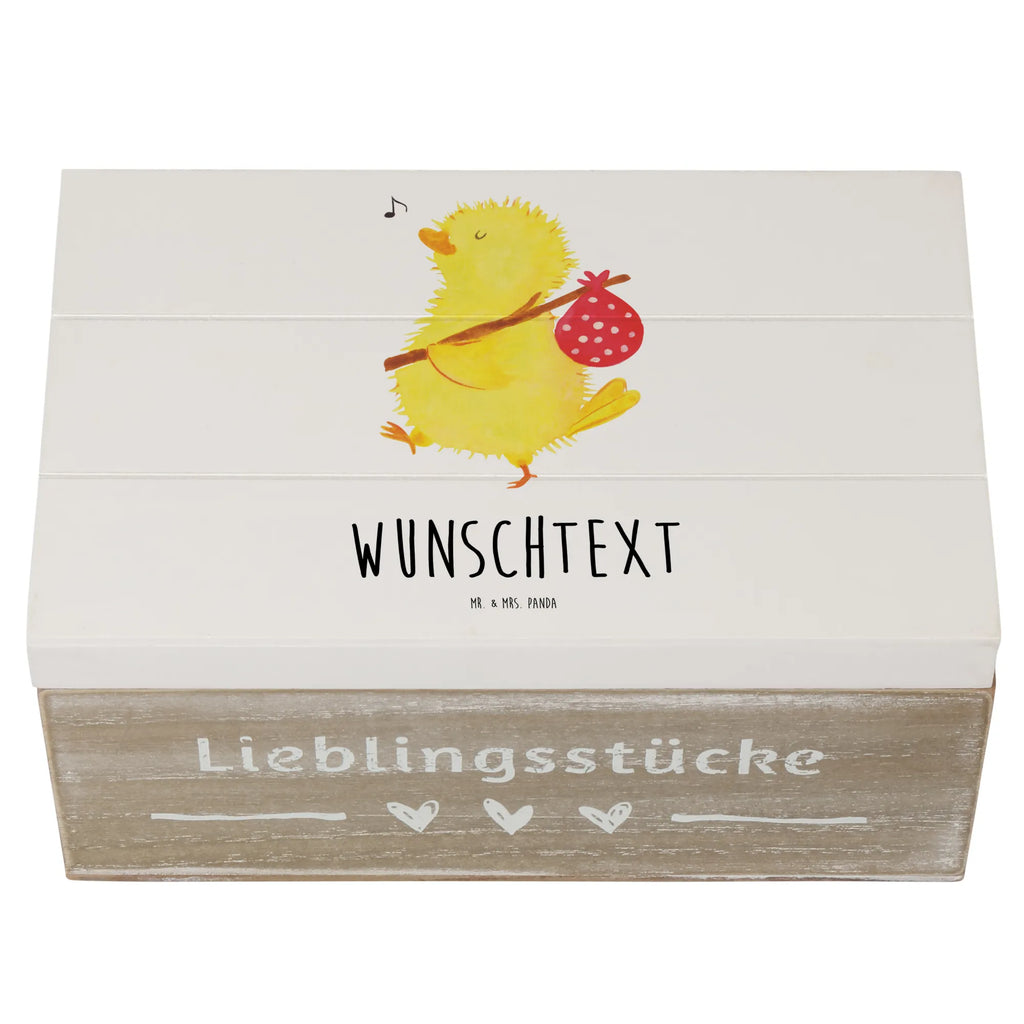 Personalisierte Holzkiste Küken Wanderer Holzkiste mit Namen, Kiste mit Namen, Schatzkiste mit Namen, Truhe mit Namen, Schatulle mit Namen, Erinnerungsbox mit Namen, Erinnerungskiste, mit Namen, Dekokiste mit Namen, Aufbewahrungsbox mit Namen, Holzkiste Personalisiert, Kiste Personalisiert, Schatzkiste Personalisiert, Truhe Personalisiert, Schatulle Personalisiert, Erinnerungsbox Personalisiert, Erinnerungskiste Personalisiert, Dekokiste Personalisiert, Aufbewahrungsbox Personalisiert, Geschenkbox personalisiert, GEschenkdose personalisiert, Ostern, Osterhase, Ostergeschenke, Osternest, Osterdeko, Geschenke zu Ostern, Ostern Geschenk, Ostergeschenke Kinder, Ostern Kinder, Küken, Osterei, Ostereier, Ei, Frühlingsgefühle, Freude, Grüße, liebe Grüße, Frohe Ostern, Ostergrüße, Flausen, Wunder, Reisen, Weltenbummler, Zeit, Zeitmanagement, Backpacker