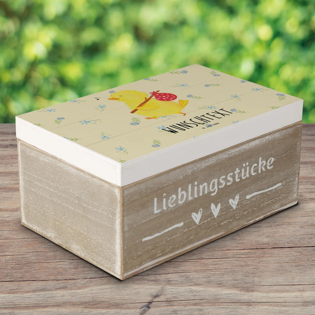 Personalisierte Holzkiste Küken Wanderer Holzkiste mit Namen, Kiste mit Namen, Schatzkiste mit Namen, Truhe mit Namen, Schatulle mit Namen, Erinnerungsbox mit Namen, Erinnerungskiste, mit Namen, Dekokiste mit Namen, Aufbewahrungsbox mit Namen, Holzkiste Personalisiert, Kiste Personalisiert, Schatzkiste Personalisiert, Truhe Personalisiert, Schatulle Personalisiert, Erinnerungsbox Personalisiert, Erinnerungskiste Personalisiert, Dekokiste Personalisiert, Aufbewahrungsbox Personalisiert, Geschenkbox personalisiert, GEschenkdose personalisiert, Ostern, Osterhase, Ostergeschenke, Osternest, Osterdeko, Geschenke zu Ostern, Ostern Geschenk, Ostergeschenke Kinder, Ostern Kinder, Küken, Osterei, Ostereier, Ei, Frühlingsgefühle, Freude, Grüße, liebe Grüße, Frohe Ostern, Ostergrüße, Flausen, Wunder, Reisen, Weltenbummler, Zeit, Zeitmanagement, Backpacker