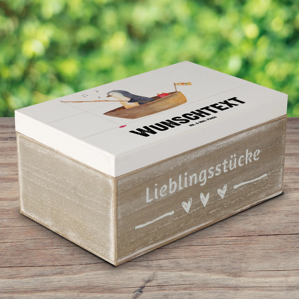 Personalisierte Holzkiste Pinguin Angelboot Holzkiste mit Namen, Kiste mit Namen, Schatzkiste mit Namen, Truhe mit Namen, Schatulle mit Namen, Erinnerungsbox mit Namen, Erinnerungskiste, mit Namen, Dekokiste mit Namen, Aufbewahrungsbox mit Namen, Holzkiste Personalisiert, Kiste Personalisiert, Schatzkiste Personalisiert, Truhe Personalisiert, Schatulle Personalisiert, Erinnerungsbox Personalisiert, Erinnerungskiste Personalisiert, Dekokiste Personalisiert, Aufbewahrungsbox Personalisiert, Geschenkbox personalisiert, GEschenkdose personalisiert, Pinguin, Pinguine, Angeln, Boot, Angelboot, Lebenslust, Leben, genießen, Motivation, Neustart, Neuanfang, Trennung, Scheidung, Geschenkidee Liebeskummer