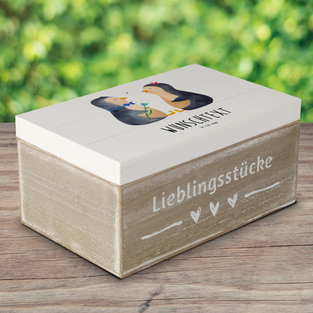 Personalisierte Holzkiste Pinguin Pärchen Holzkiste mit Namen, Kiste mit Namen, Schatzkiste mit Namen, Truhe mit Namen, Schatulle mit Namen, Erinnerungsbox mit Namen, Erinnerungskiste, mit Namen, Dekokiste mit Namen, Aufbewahrungsbox mit Namen, Holzkiste Personalisiert, Kiste Personalisiert, Schatzkiste Personalisiert, Truhe Personalisiert, Schatulle Personalisiert, Erinnerungsbox Personalisiert, Erinnerungskiste Personalisiert, Dekokiste Personalisiert, Aufbewahrungsbox Personalisiert, Geschenkbox personalisiert, GEschenkdose personalisiert, Pinguin, Pinguine, Liebe, Liebespaar, Liebesbeweis, Liebesgeschenk, Verlobung, Jahrestag, Hochzeitstag, Hochzeit, Hochzeitsgeschenk, große Liebe, Traumpaar