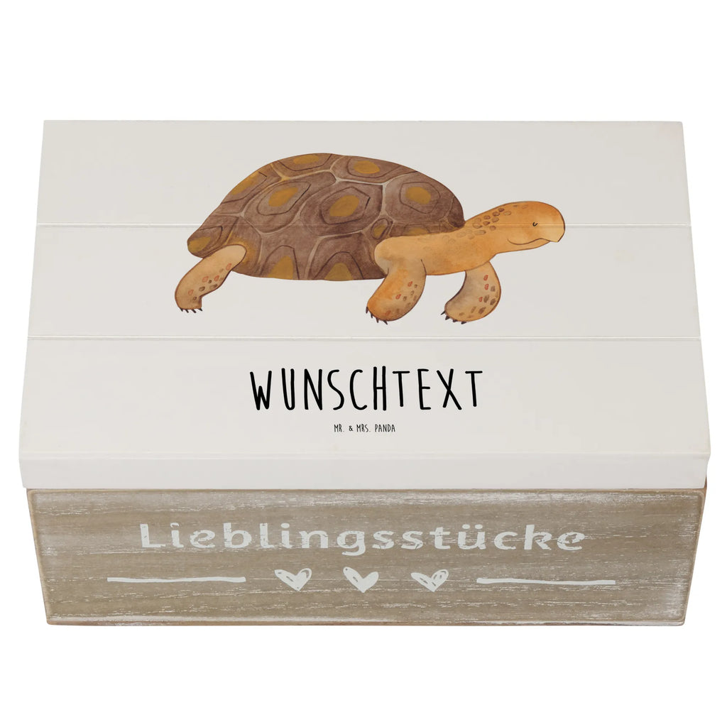 Personalisierte Holzkiste Schildkröte marschiert Holzkiste mit Namen, Kiste mit Namen, Schatzkiste mit Namen, Truhe mit Namen, Schatulle mit Namen, Erinnerungsbox mit Namen, Erinnerungskiste, mit Namen, Dekokiste mit Namen, Aufbewahrungsbox mit Namen, Holzkiste Personalisiert, Kiste Personalisiert, Schatzkiste Personalisiert, Truhe Personalisiert, Schatulle Personalisiert, Erinnerungsbox Personalisiert, Erinnerungskiste Personalisiert, Dekokiste Personalisiert, Aufbewahrungsbox Personalisiert, Geschenkbox personalisiert, GEschenkdose personalisiert, Meerestiere, Meer, Urlaub, Schildkröte, Schildkröten, get lost, Abenteuer, Reiselust, Inspiration, Neustart, Motivation, Lieblingsmensch