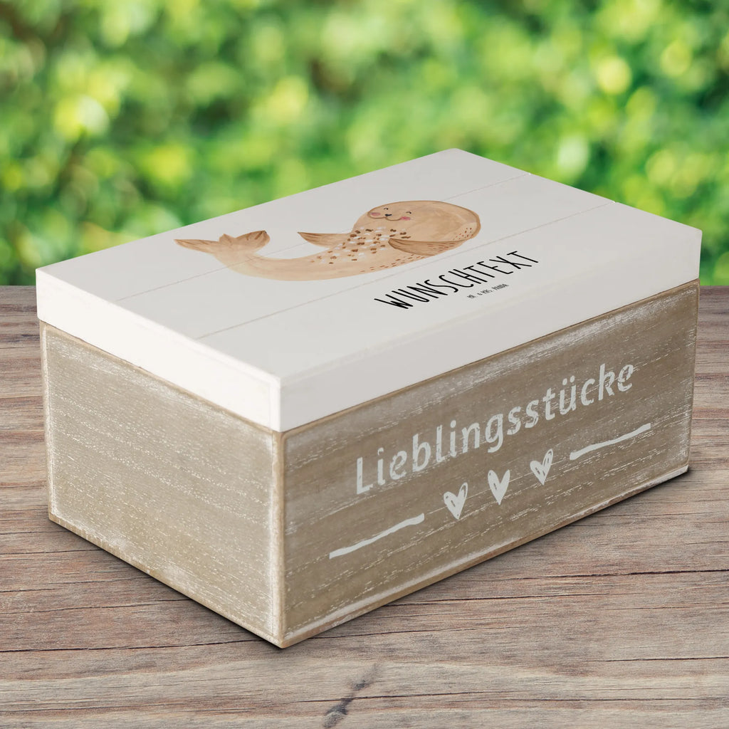 Personalisierte Holzkiste Robbe liegend Holzkiste mit Namen, Kiste mit Namen, Schatzkiste mit Namen, Truhe mit Namen, Schatulle mit Namen, Erinnerungsbox mit Namen, Erinnerungskiste, mit Namen, Dekokiste mit Namen, Aufbewahrungsbox mit Namen, Holzkiste Personalisiert, Kiste Personalisiert, Schatzkiste Personalisiert, Truhe Personalisiert, Schatulle Personalisiert, Erinnerungsbox Personalisiert, Erinnerungskiste Personalisiert, Dekokiste Personalisiert, Aufbewahrungsbox Personalisiert, Geschenkbox personalisiert, GEschenkdose personalisiert, Tiermotive, Gute Laune, lustige Sprüche, Tiere, Robbe, Robben, Seehund, Strand, Meerestier, Ostsee, Nordsee, Lachen, Freude