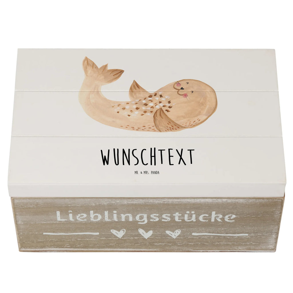 Personalisierte Holzkiste Robbe liegend Holzkiste mit Namen, Kiste mit Namen, Schatzkiste mit Namen, Truhe mit Namen, Schatulle mit Namen, Erinnerungsbox mit Namen, Erinnerungskiste, mit Namen, Dekokiste mit Namen, Aufbewahrungsbox mit Namen, Holzkiste Personalisiert, Kiste Personalisiert, Schatzkiste Personalisiert, Truhe Personalisiert, Schatulle Personalisiert, Erinnerungsbox Personalisiert, Erinnerungskiste Personalisiert, Dekokiste Personalisiert, Aufbewahrungsbox Personalisiert, Geschenkbox personalisiert, GEschenkdose personalisiert, Tiermotive, Gute Laune, lustige Sprüche, Tiere, Robbe, Robben, Seehund, Strand, Meerestier, Ostsee, Nordsee, Lachen, Freude