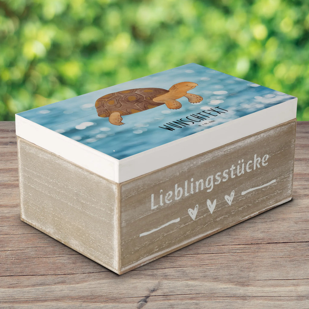 Personalisierte Holzkiste Schildkröte marschiert Holzkiste mit Namen, Kiste mit Namen, Schatzkiste mit Namen, Truhe mit Namen, Schatulle mit Namen, Erinnerungsbox mit Namen, Erinnerungskiste, mit Namen, Dekokiste mit Namen, Aufbewahrungsbox mit Namen, Holzkiste Personalisiert, Kiste Personalisiert, Schatzkiste Personalisiert, Truhe Personalisiert, Schatulle Personalisiert, Erinnerungsbox Personalisiert, Erinnerungskiste Personalisiert, Dekokiste Personalisiert, Aufbewahrungsbox Personalisiert, Geschenkbox personalisiert, GEschenkdose personalisiert, Meerestiere, Meer, Urlaub, Schildkröte, Schildkröten, get lost, Abenteuer, Reiselust, Inspiration, Neustart, Motivation, Lieblingsmensch