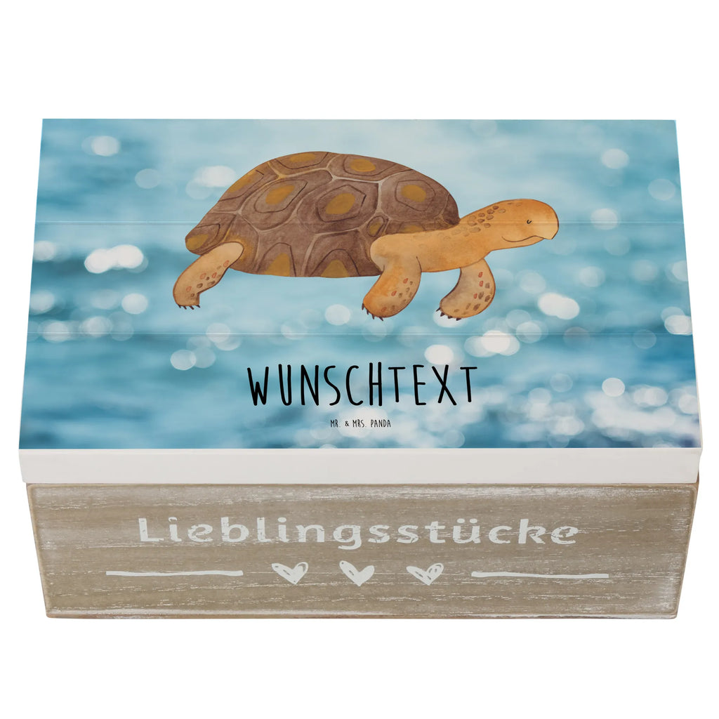 Personalisierte Holzkiste Schildkröte marschiert Holzkiste mit Namen, Kiste mit Namen, Schatzkiste mit Namen, Truhe mit Namen, Schatulle mit Namen, Erinnerungsbox mit Namen, Erinnerungskiste, mit Namen, Dekokiste mit Namen, Aufbewahrungsbox mit Namen, Holzkiste Personalisiert, Kiste Personalisiert, Schatzkiste Personalisiert, Truhe Personalisiert, Schatulle Personalisiert, Erinnerungsbox Personalisiert, Erinnerungskiste Personalisiert, Dekokiste Personalisiert, Aufbewahrungsbox Personalisiert, Geschenkbox personalisiert, GEschenkdose personalisiert, Meerestiere, Meer, Urlaub, Schildkröte, Schildkröten, get lost, Abenteuer, Reiselust, Inspiration, Neustart, Motivation, Lieblingsmensch