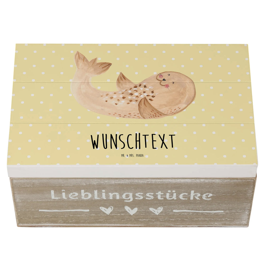 Personalisierte Holzkiste Robbe liegend Holzkiste mit Namen, Kiste mit Namen, Schatzkiste mit Namen, Truhe mit Namen, Schatulle mit Namen, Erinnerungsbox mit Namen, Erinnerungskiste, mit Namen, Dekokiste mit Namen, Aufbewahrungsbox mit Namen, Holzkiste Personalisiert, Kiste Personalisiert, Schatzkiste Personalisiert, Truhe Personalisiert, Schatulle Personalisiert, Erinnerungsbox Personalisiert, Erinnerungskiste Personalisiert, Dekokiste Personalisiert, Aufbewahrungsbox Personalisiert, Geschenkbox personalisiert, GEschenkdose personalisiert, Tiermotive, Gute Laune, lustige Sprüche, Tiere, Robbe, Robben, Seehund, Strand, Meerestier, Ostsee, Nordsee, Lachen, Freude