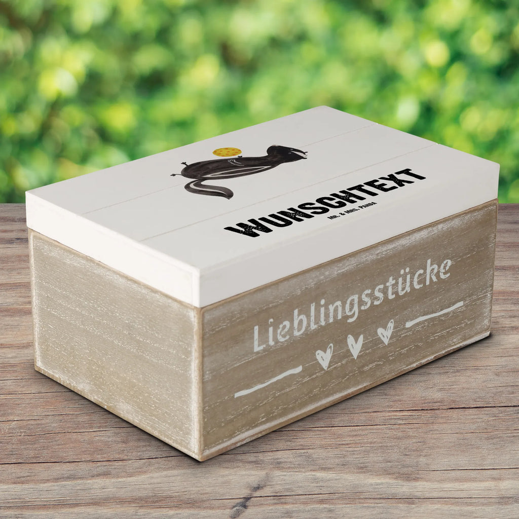 Personalisierte Holzkiste Stinktier Ball Holzkiste mit Namen, Kiste mit Namen, Schatzkiste mit Namen, Truhe mit Namen, Schatulle mit Namen, Erinnerungsbox mit Namen, Erinnerungskiste, mit Namen, Dekokiste mit Namen, Aufbewahrungsbox mit Namen, Holzkiste Personalisiert, Kiste Personalisiert, Schatzkiste Personalisiert, Truhe Personalisiert, Schatulle Personalisiert, Erinnerungsbox Personalisiert, Erinnerungskiste Personalisiert, Dekokiste Personalisiert, Aufbewahrungsbox Personalisiert, Geschenkbox personalisiert, GEschenkdose personalisiert, Stinktier, Skunk, Wildtier, Raubtier, Stinker, Stinki, verspielt, Weisheit