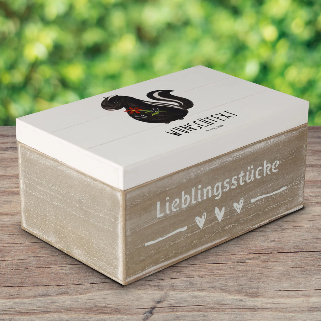 Personalisierte Holzkiste Stinktier Blume Holzkiste mit Namen, Kiste mit Namen, Schatzkiste mit Namen, Truhe mit Namen, Schatulle mit Namen, Erinnerungsbox mit Namen, Erinnerungskiste, mit Namen, Dekokiste mit Namen, Aufbewahrungsbox mit Namen, Holzkiste Personalisiert, Kiste Personalisiert, Schatzkiste Personalisiert, Truhe Personalisiert, Schatulle Personalisiert, Erinnerungsbox Personalisiert, Erinnerungskiste Personalisiert, Dekokiste Personalisiert, Aufbewahrungsbox Personalisiert, Geschenkbox personalisiert, GEschenkdose personalisiert, Stinktier, Skunk, Wildtier, Raubtier, Stinker, Stinki, Tagträumer, verträumt, Dreams, Träume