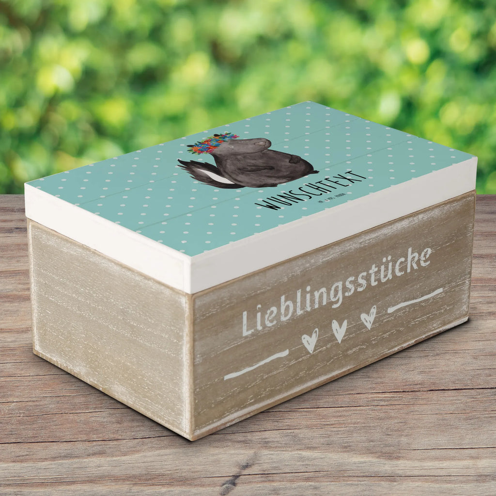 Personalisierte Holzkiste Stinktier Blumenmaedchen Holzkiste mit Namen, Kiste mit Namen, Schatzkiste mit Namen, Truhe mit Namen, Schatulle mit Namen, Erinnerungsbox mit Namen, Erinnerungskiste, mit Namen, Dekokiste mit Namen, Aufbewahrungsbox mit Namen, Holzkiste Personalisiert, Kiste Personalisiert, Schatzkiste Personalisiert, Truhe Personalisiert, Schatulle Personalisiert, Erinnerungsbox Personalisiert, Erinnerungskiste Personalisiert, Dekokiste Personalisiert, Aufbewahrungsbox Personalisiert, Geschenkbox personalisiert, GEschenkdose personalisiert, Stinktier, Skunk, Wildtier, Raubtier, Stinker, Stinki, Yoga, Namaste, Lebe, Liebe, Lache