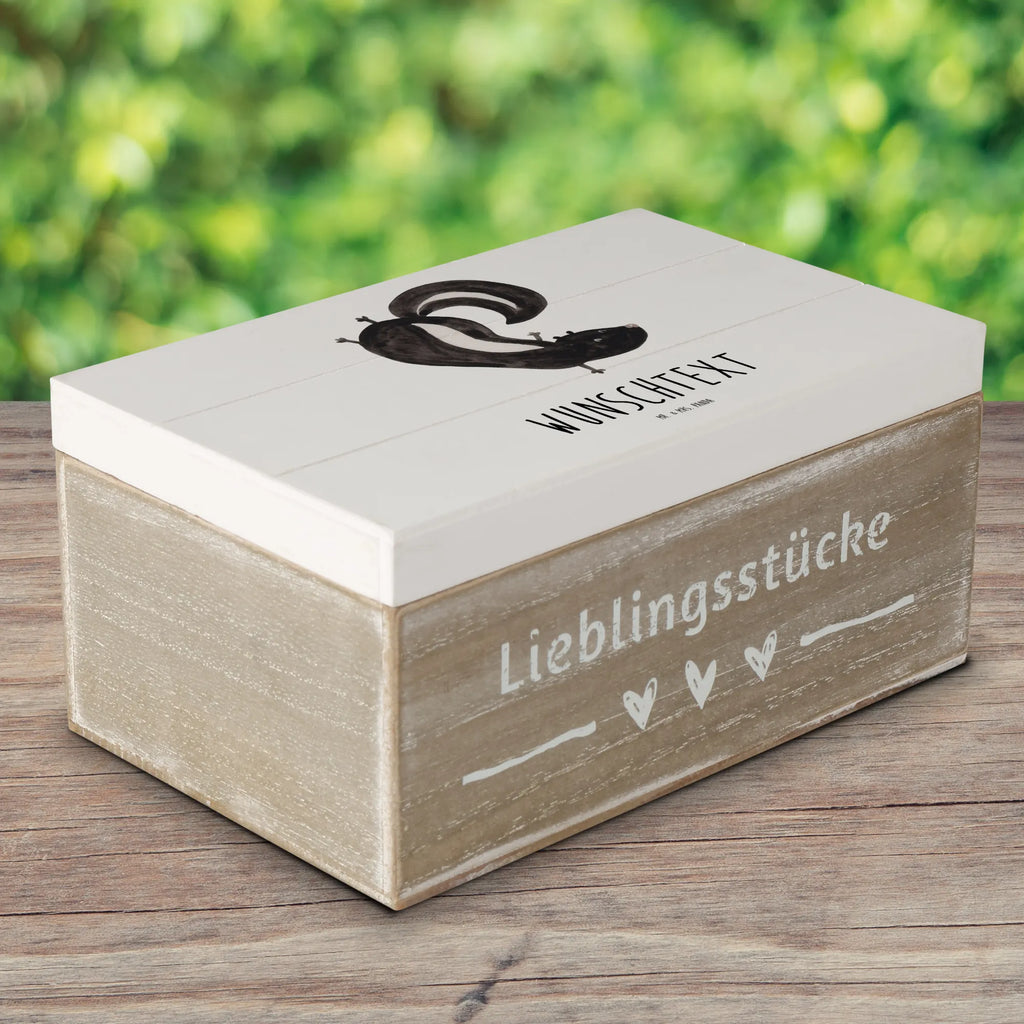 Personalisierte Holzkiste Stinktier Handstand Holzkiste mit Namen, Kiste mit Namen, Schatzkiste mit Namen, Truhe mit Namen, Schatulle mit Namen, Erinnerungsbox mit Namen, Erinnerungskiste, mit Namen, Dekokiste mit Namen, Aufbewahrungsbox mit Namen, Holzkiste Personalisiert, Kiste Personalisiert, Schatzkiste Personalisiert, Truhe Personalisiert, Schatulle Personalisiert, Erinnerungsbox Personalisiert, Erinnerungskiste Personalisiert, Dekokiste Personalisiert, Aufbewahrungsbox Personalisiert, Geschenkbox personalisiert, GEschenkdose personalisiert, Stinktier, Skunk, Wildtier, Raubtier, Stinker, Stinki, Spielplatz, verpielt, Kind