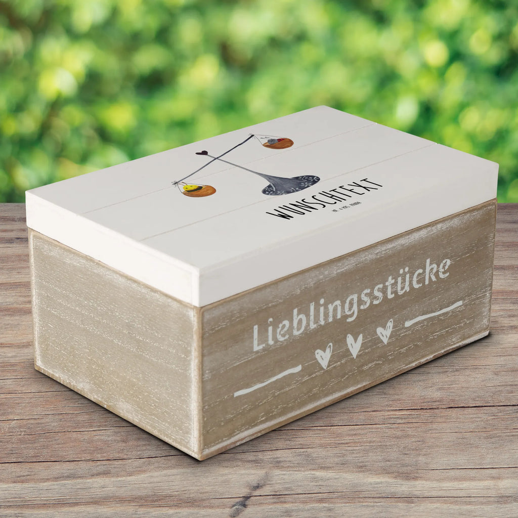 Personalisierte Holzkiste Sternzeichen Waage Holzkiste mit Namen, Kiste mit Namen, Schatzkiste mit Namen, Truhe mit Namen, Schatulle mit Namen, Erinnerungsbox mit Namen, Erinnerungskiste, mit Namen, Dekokiste mit Namen, Aufbewahrungsbox mit Namen, Holzkiste Personalisiert, Kiste Personalisiert, Schatzkiste Personalisiert, Truhe Personalisiert, Schatulle Personalisiert, Erinnerungsbox Personalisiert, Erinnerungskiste Personalisiert, Dekokiste Personalisiert, Aufbewahrungsbox Personalisiert, Geschenkbox personalisiert, GEschenkdose personalisiert, Tierkreiszeichen, Sternzeichen, Horoskop, Astrologie, Aszendent, Waage, Waage Geschenk, Waage Sternzeichen, Geschenk Oktober, Geschenk September, Geburtstag Oktober, Geburtstag September, Gleichgewicht, Marienkäfer, Hummel, Biene