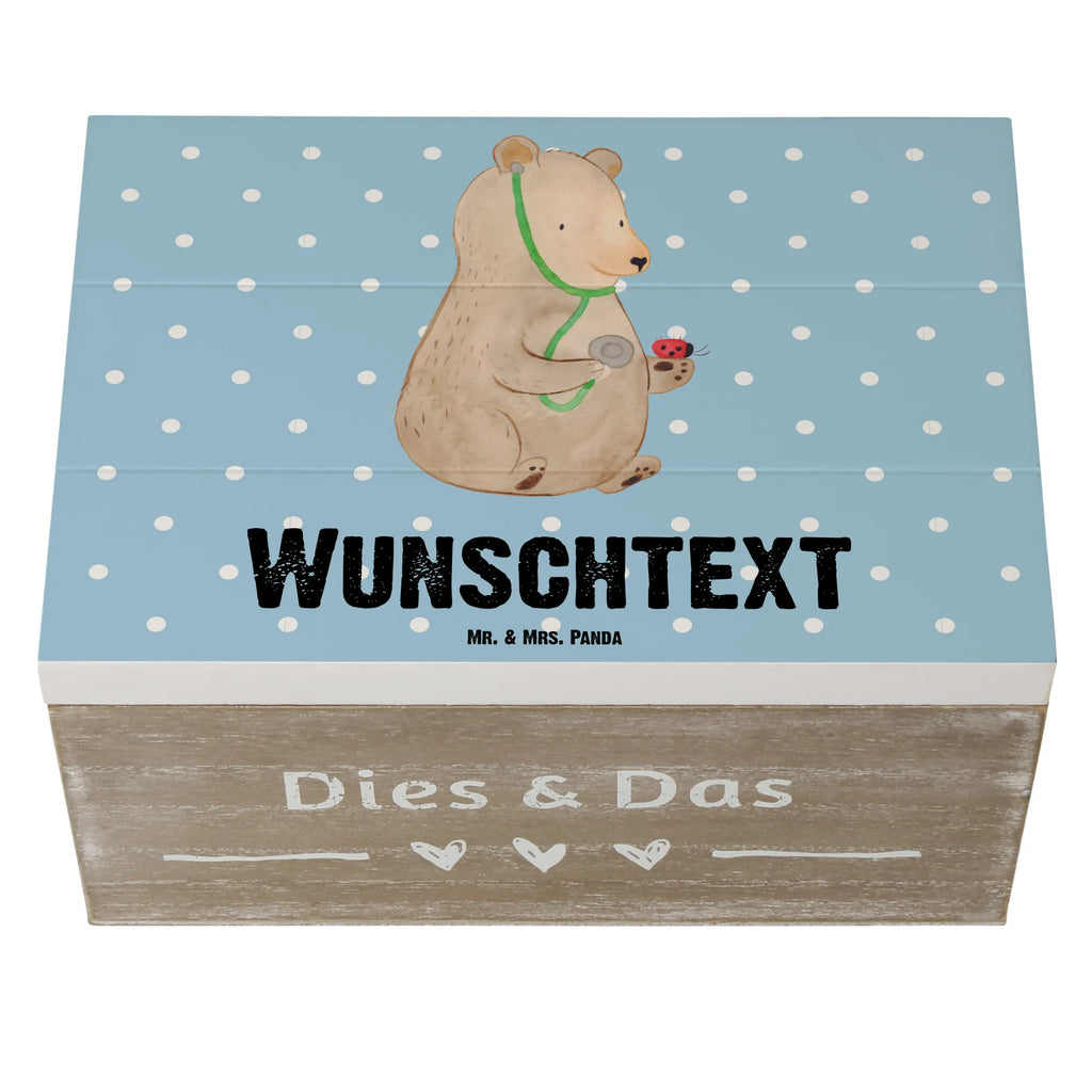 Personalisierte Holzkiste Bär Arzt Holzkiste mit Namen, Kiste mit Namen, Schatzkiste mit Namen, Truhe mit Namen, Schatulle mit Namen, Erinnerungsbox mit Namen, Erinnerungskiste, mit Namen, Dekokiste mit Namen, Aufbewahrungsbox mit Namen, Holzkiste Personalisiert, Kiste Personalisiert, Schatzkiste Personalisiert, Truhe Personalisiert, Schatulle Personalisiert, Erinnerungsbox Personalisiert, Erinnerungskiste Personalisiert, Dekokiste Personalisiert, Aufbewahrungsbox Personalisiert, Geschenkbox personalisiert, GEschenkdose personalisiert, Bär, Teddy, Teddybär, Arzt, Ärztin, Doktor, Professor, Doktorin, Professorin