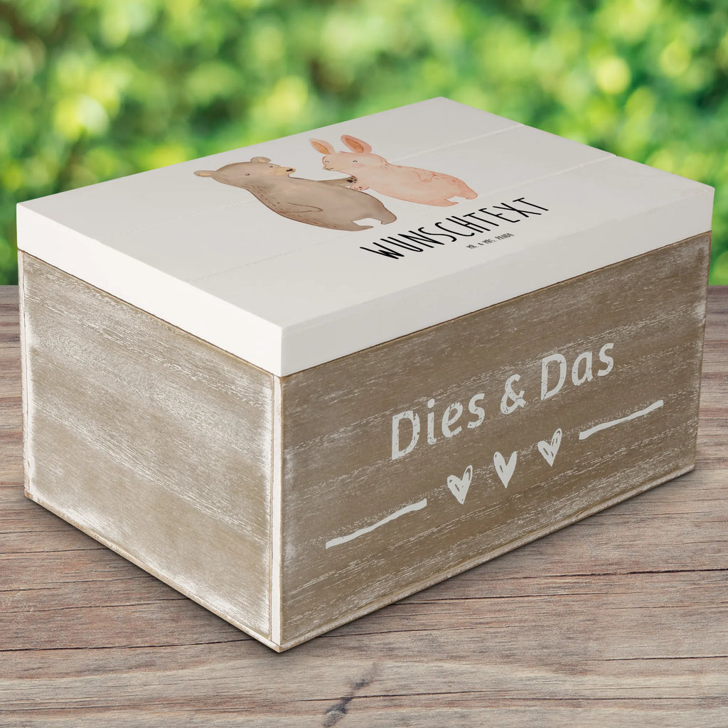 Personalisierte Holzkiste Bär und Hase Umarmen Holzkiste mit Namen, Kiste mit Namen, Schatzkiste mit Namen, Truhe mit Namen, Schatulle mit Namen, Erinnerungsbox mit Namen, Erinnerungskiste, mit Namen, Dekokiste mit Namen, Aufbewahrungsbox mit Namen, Holzkiste Personalisiert, Kiste Personalisiert, Schatzkiste Personalisiert, Truhe Personalisiert, Schatulle Personalisiert, Erinnerungsbox Personalisiert, Erinnerungskiste Personalisiert, Dekokiste Personalisiert, Aufbewahrungsbox Personalisiert, Geschenkbox personalisiert, GEschenkdose personalisiert, Liebe, Partner, Freund, Freundin, Ehemann, Ehefrau, Heiraten, Verlobung, Heiratsantrag, Liebesgeschenk, Jahrestag, Hocheitstag, Freunde, bester Freund, Hase, Bär, Bärchen, best friends